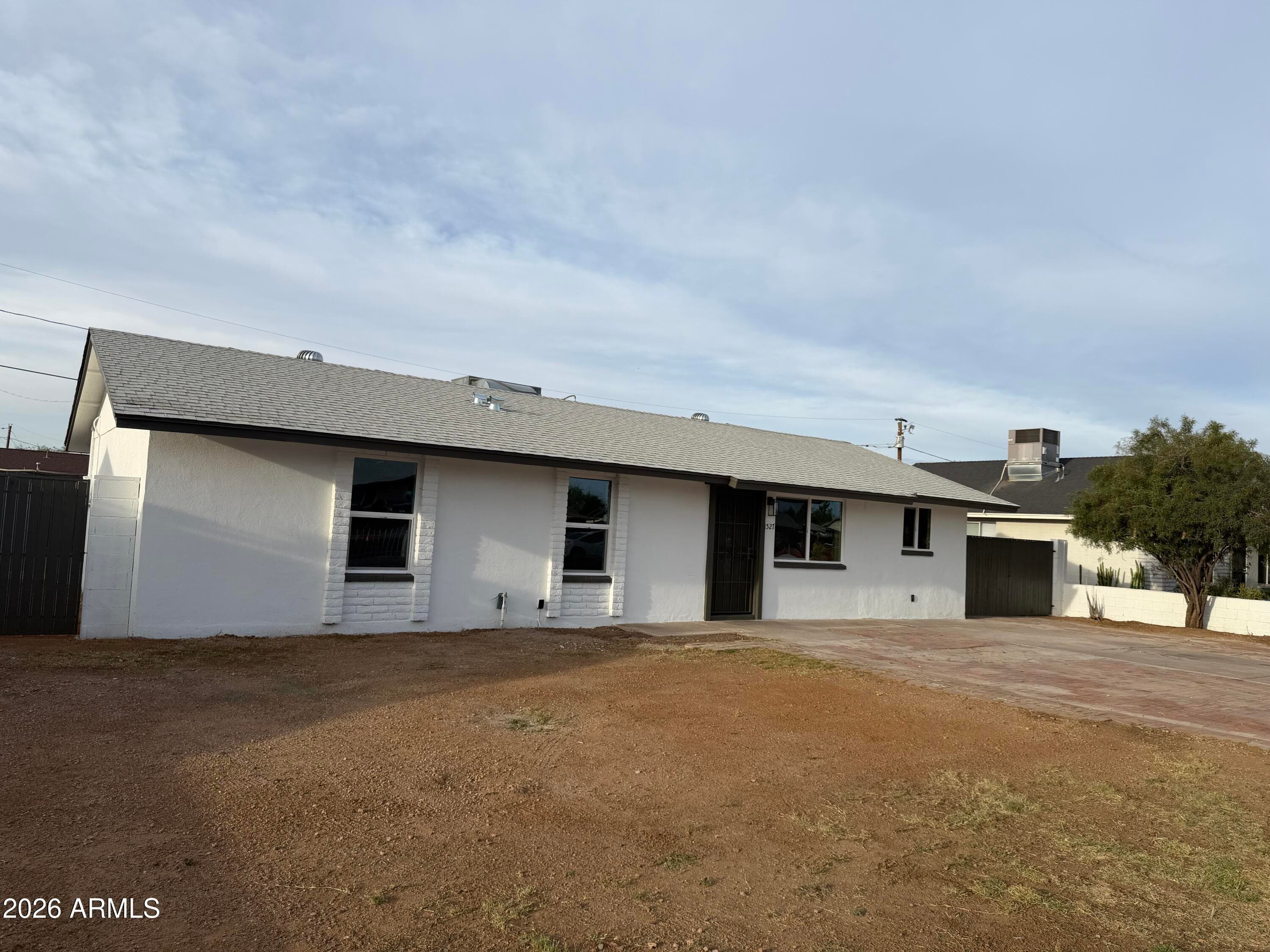 1527 W Grovers Ave — photo 1