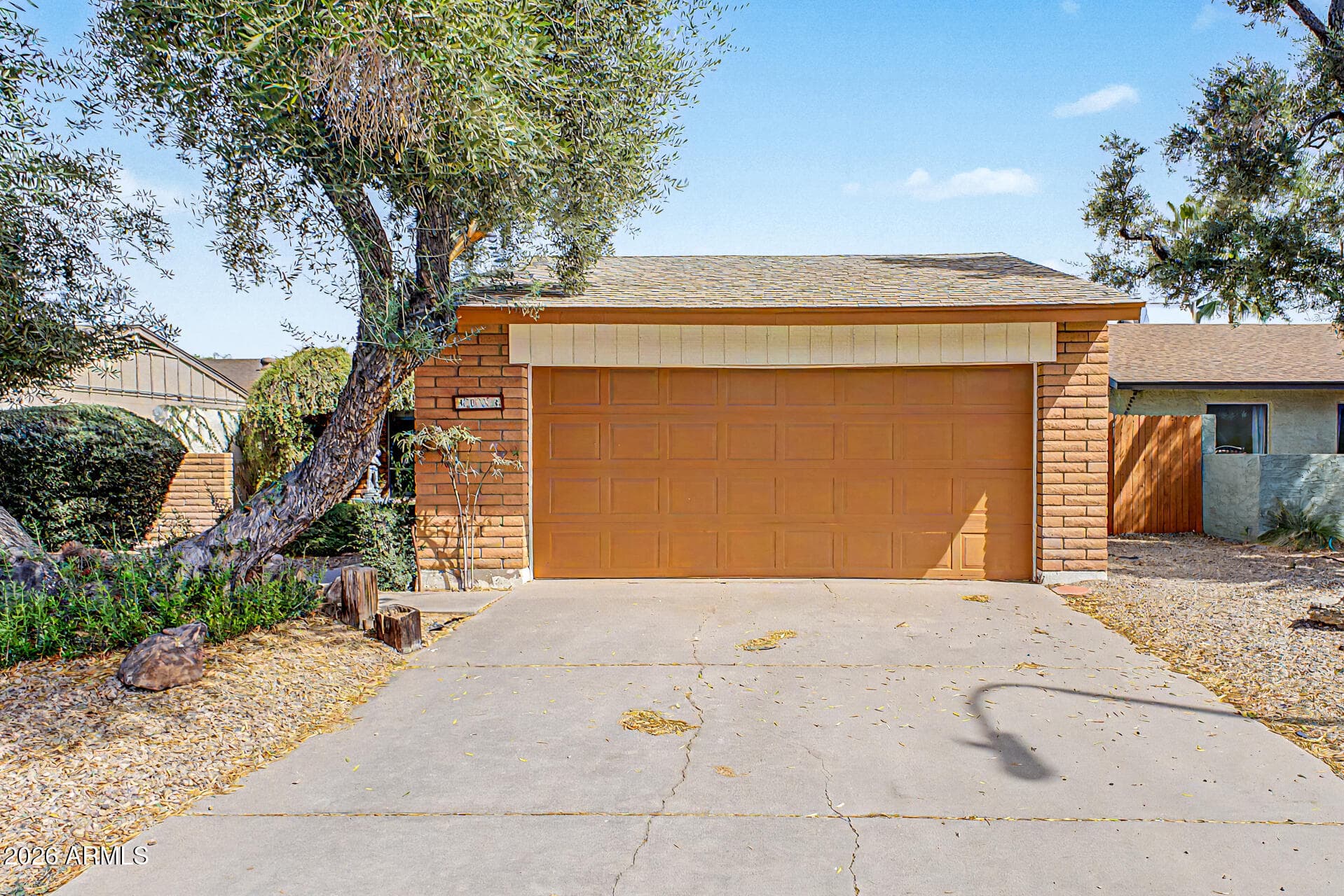 4034 W Loma Ln — photo 1