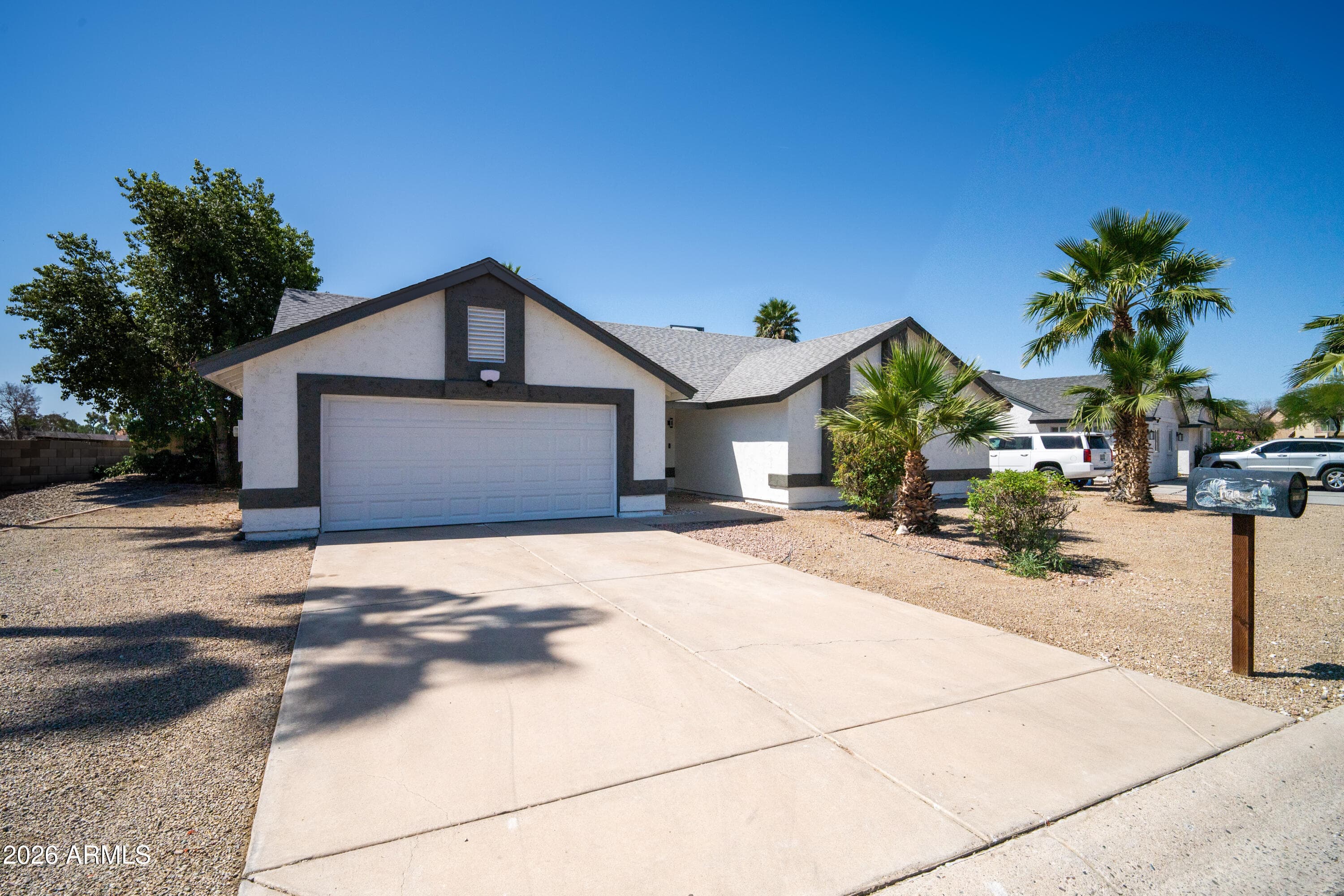 10129 W Mariposa St — photo 2