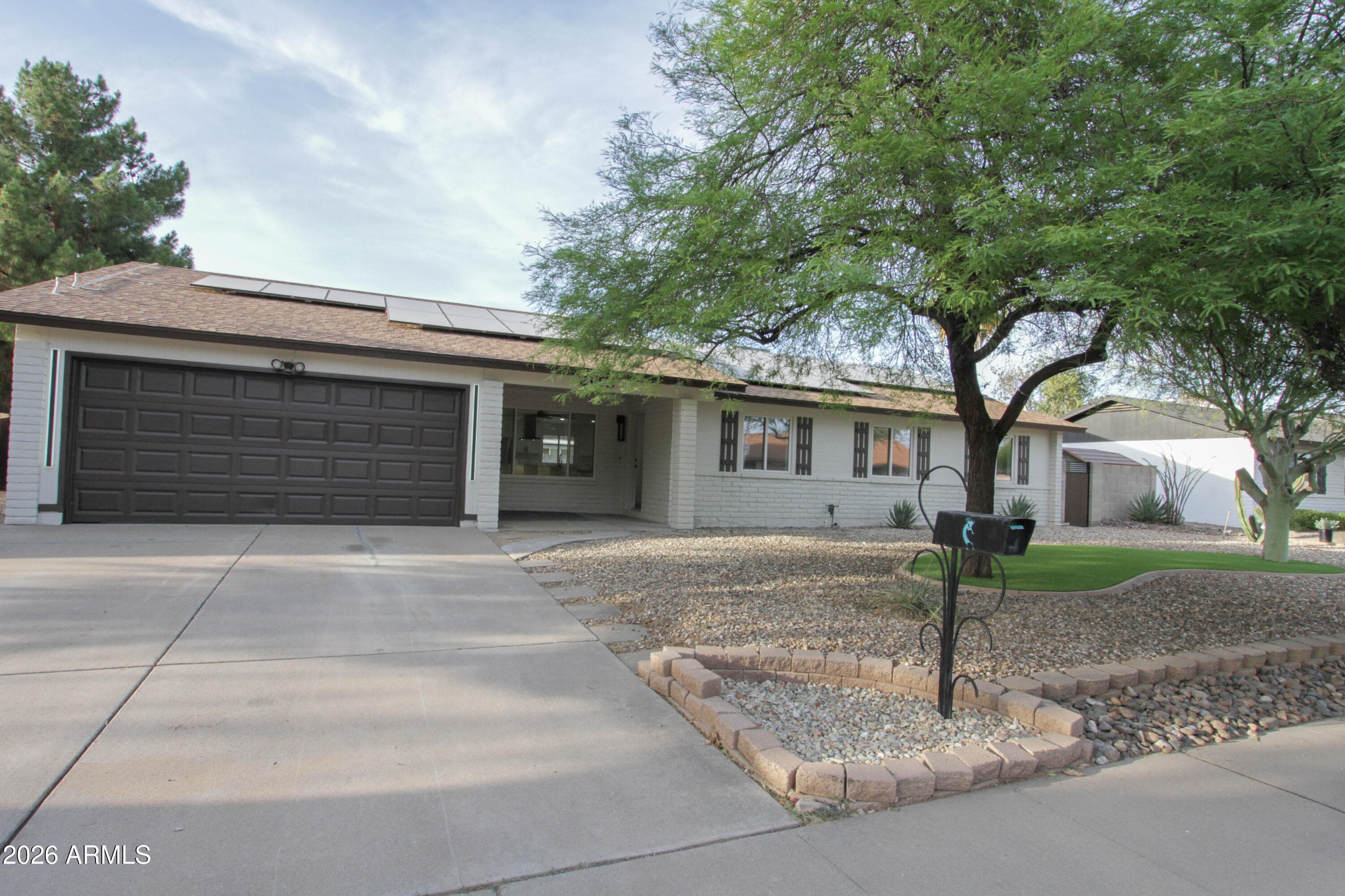 2142 W Kerry Ln — photo 1