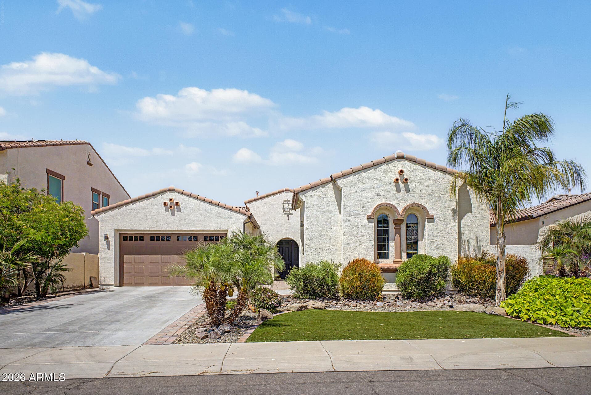 2558 E Aloe Pl — photo 1