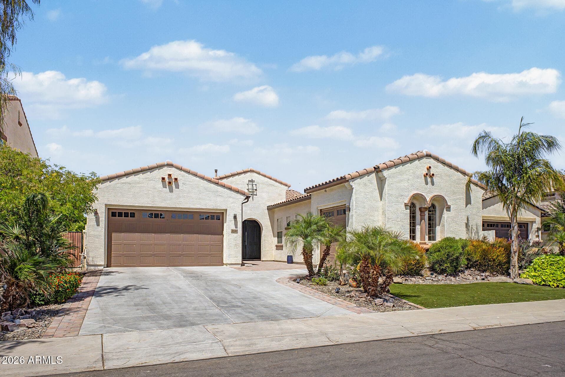 2558 E Aloe Pl — photo 2