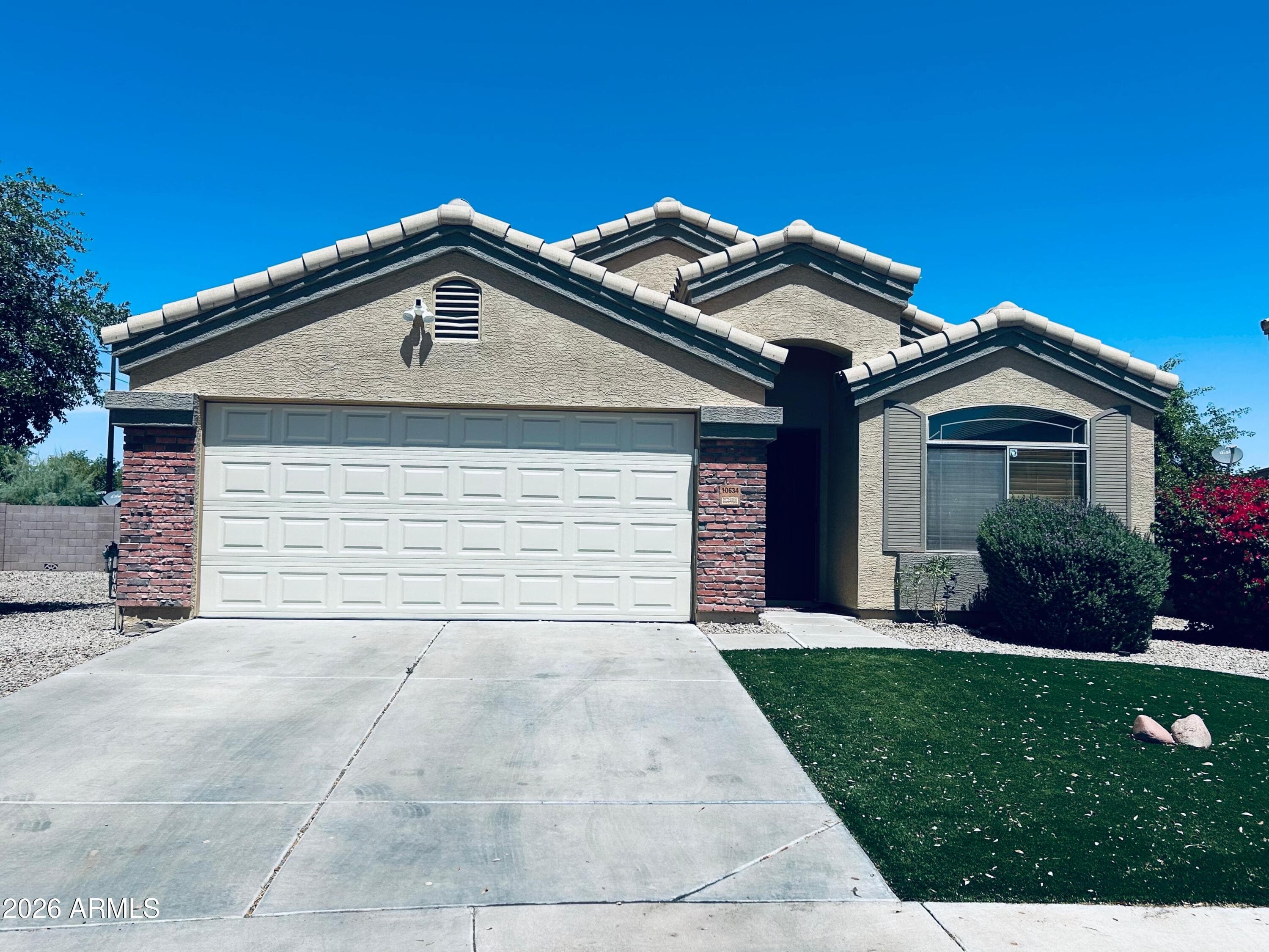 10634 W Pomo St — photo 1