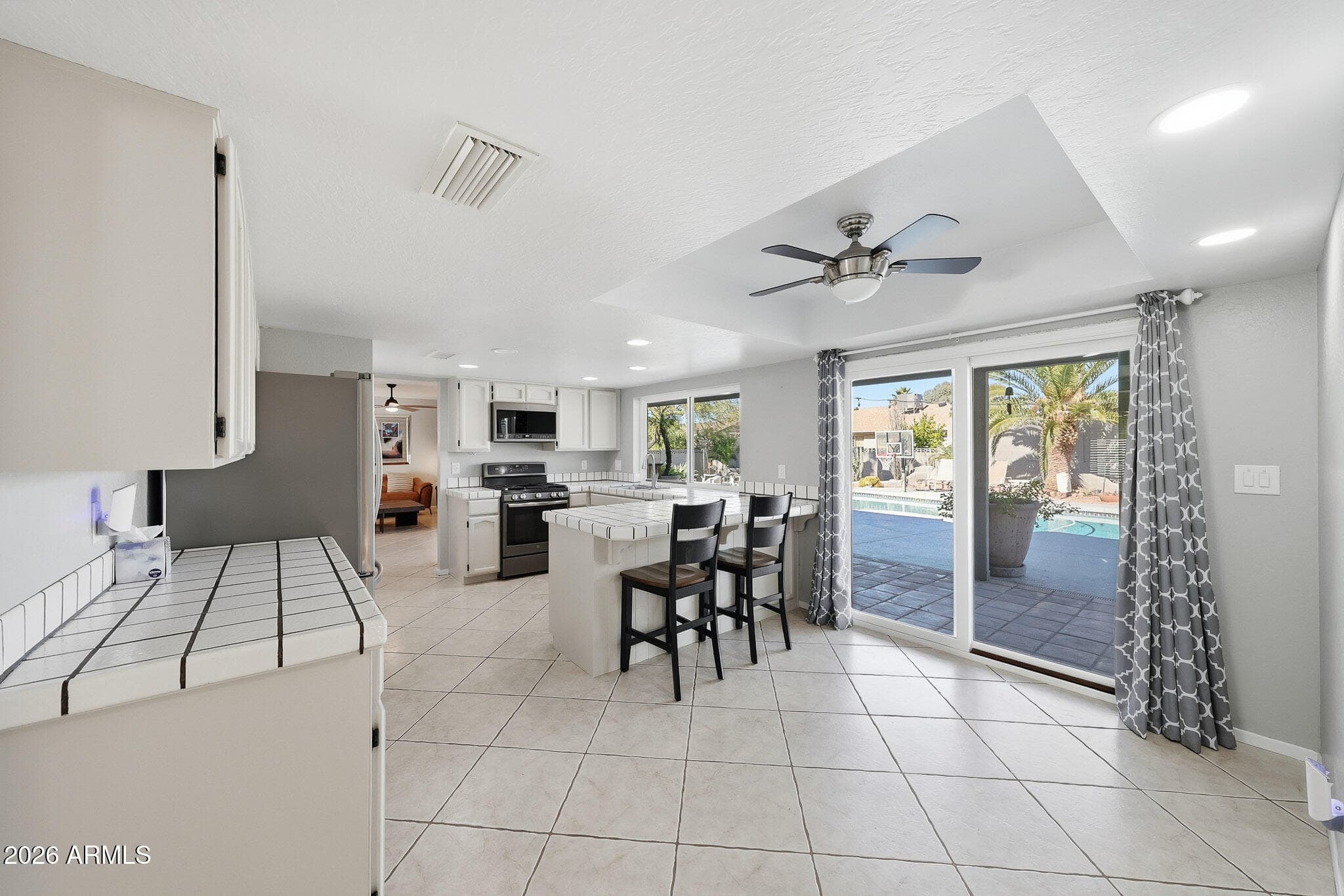 612 E Brook Hollow Dr — photo 2