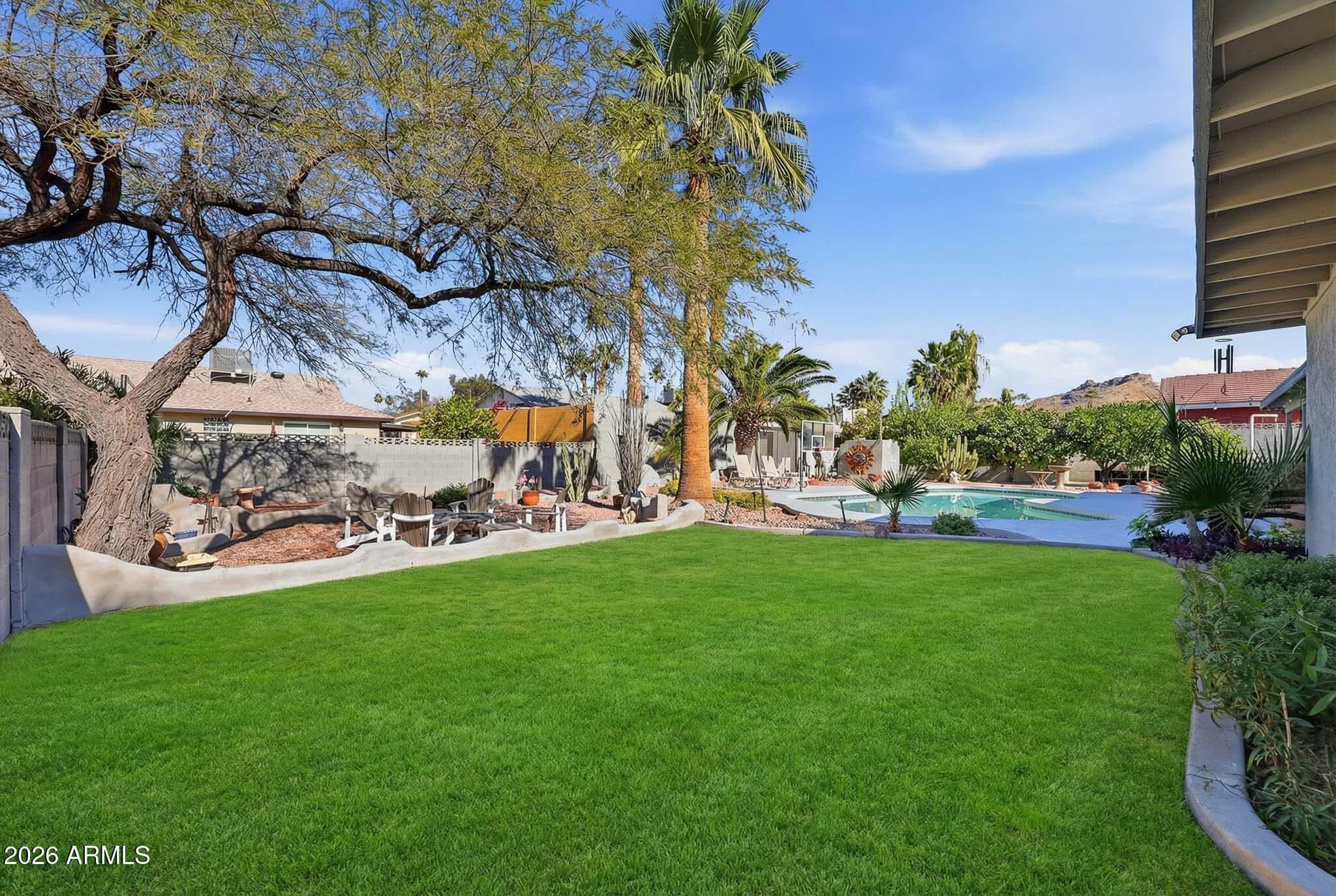 612 E Brook Hollow Dr — photo 1