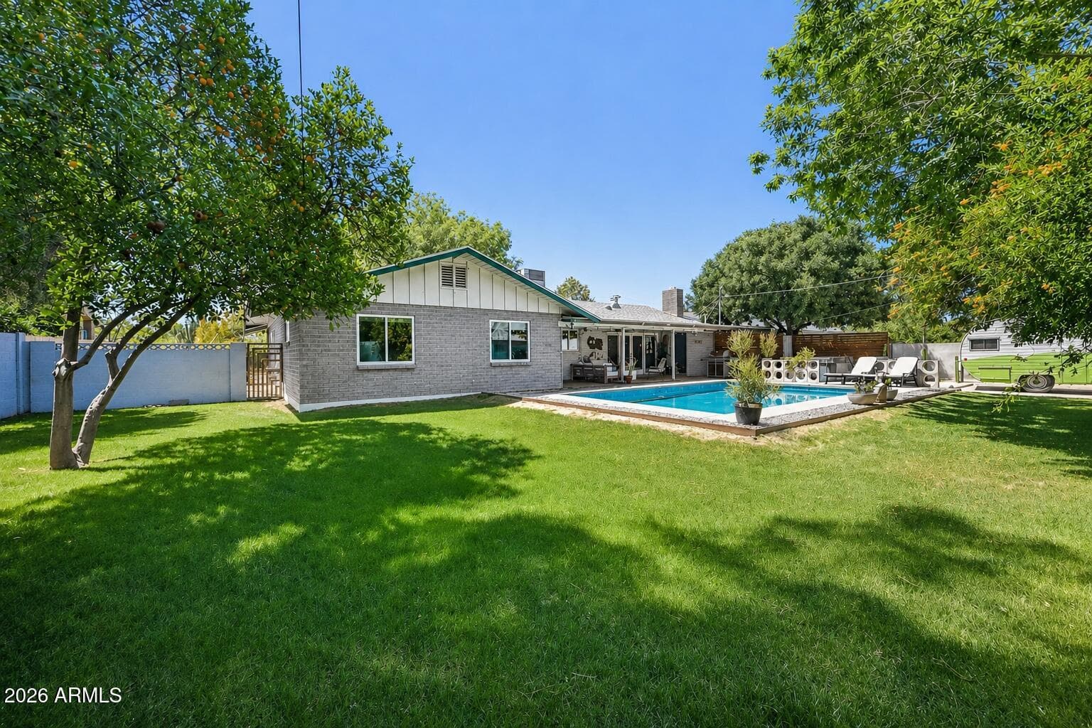 2207 S Sierra Vista Dr — photo 2