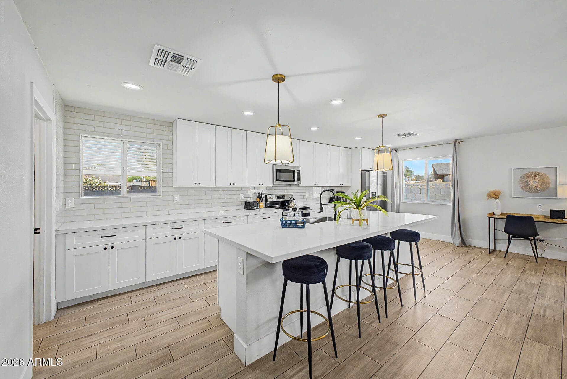 1882 E Loma Vista Dr — photo 1