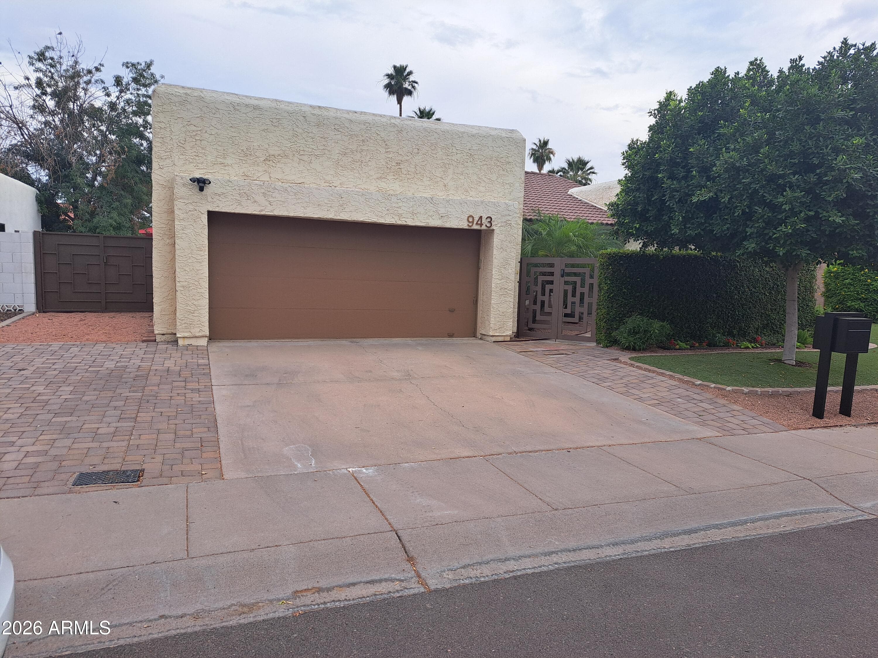 943 E Eveningstar Ln — photo 1