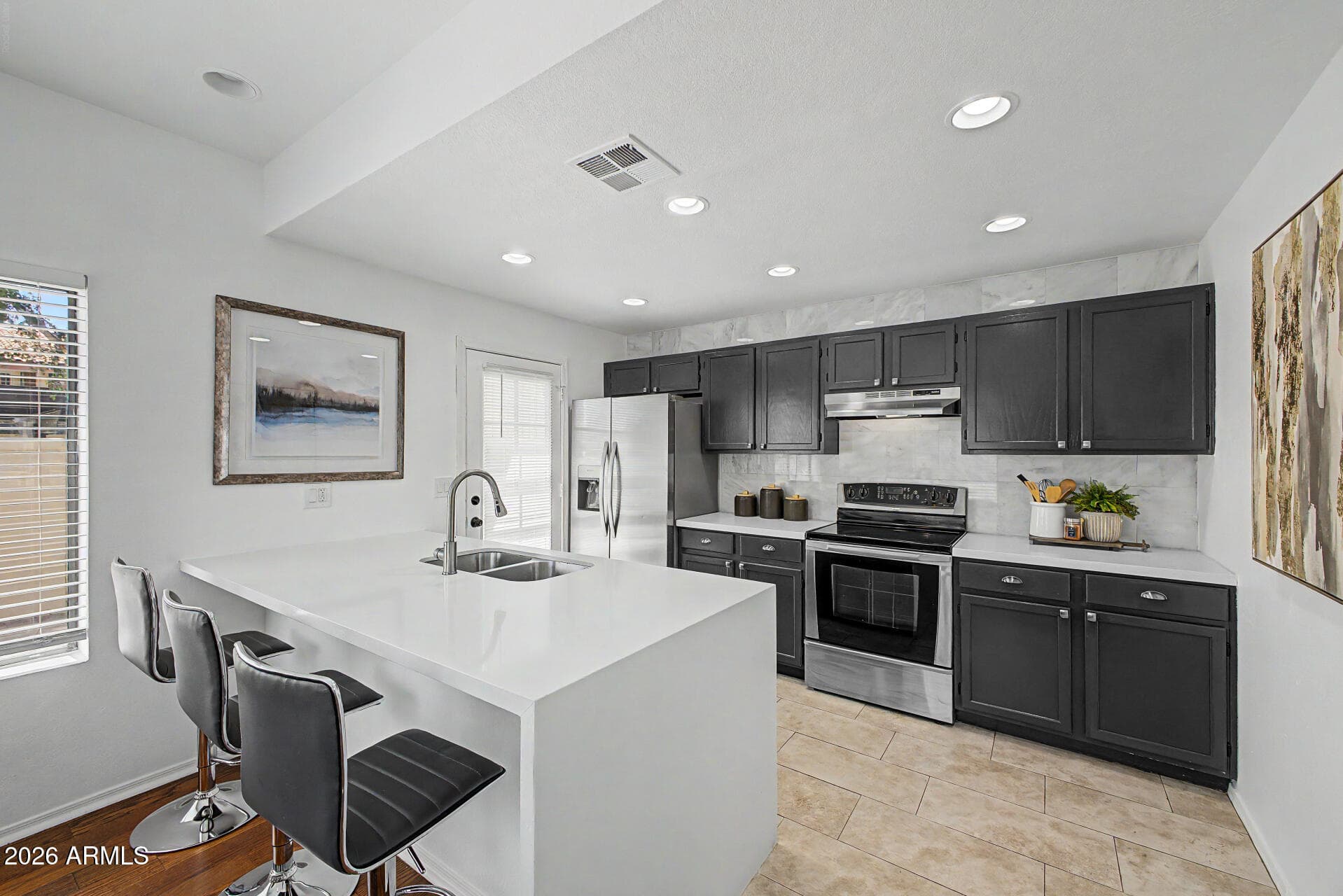 1017 E Maryland Ave 108 — photo 1