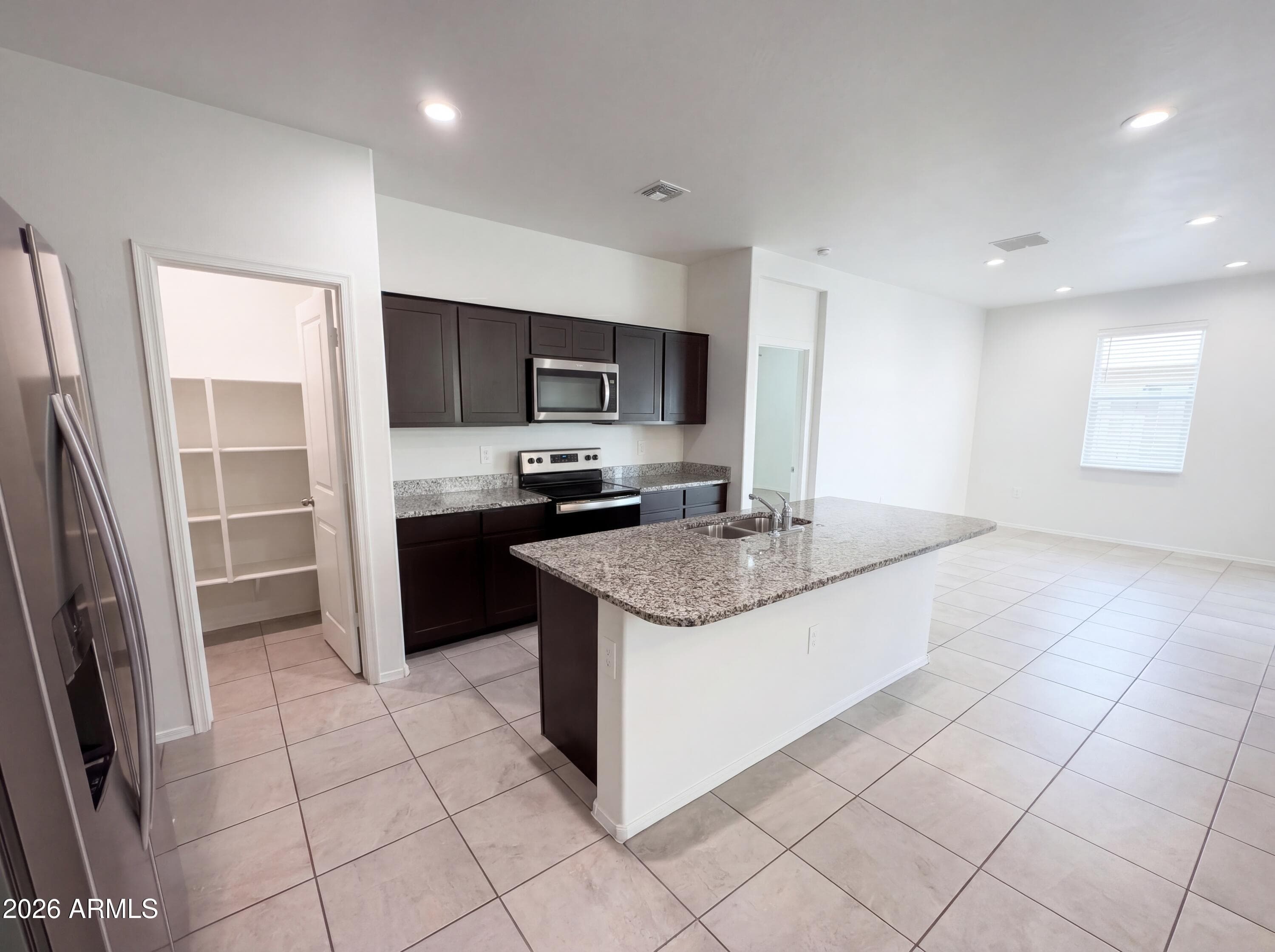 18616 W Desert Hollow Dr — photo 2