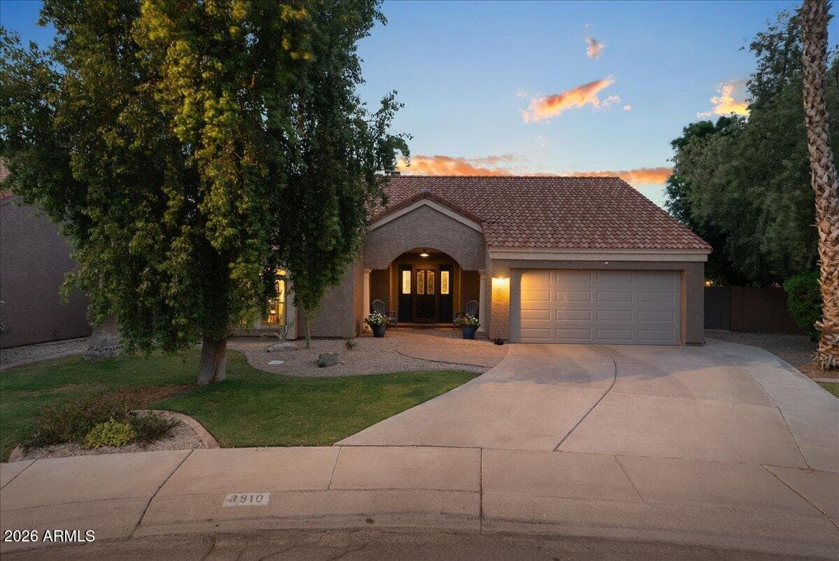 3910 E Hiddenview Dr — photo 2