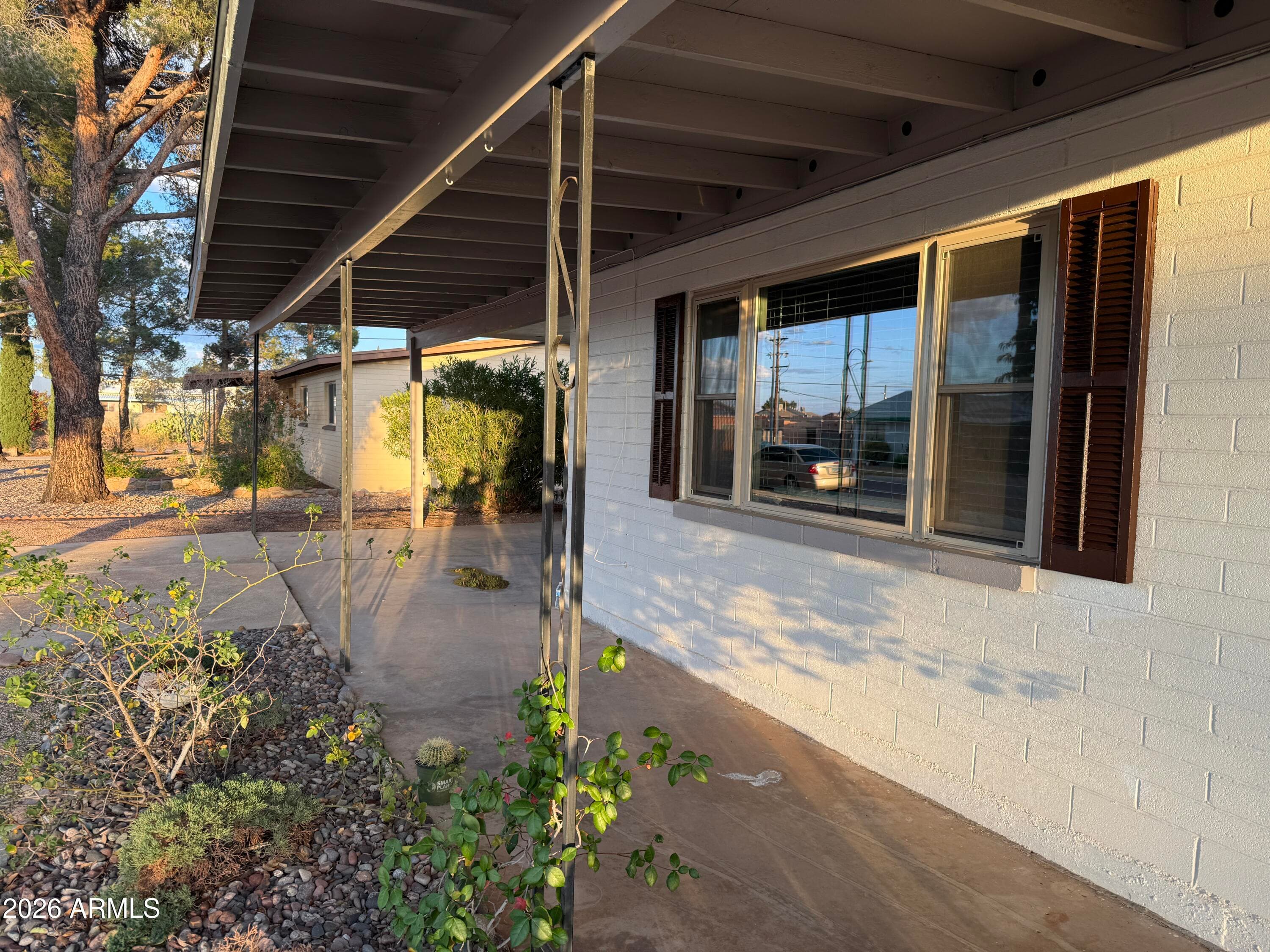 564 Howard Dr — photo 2