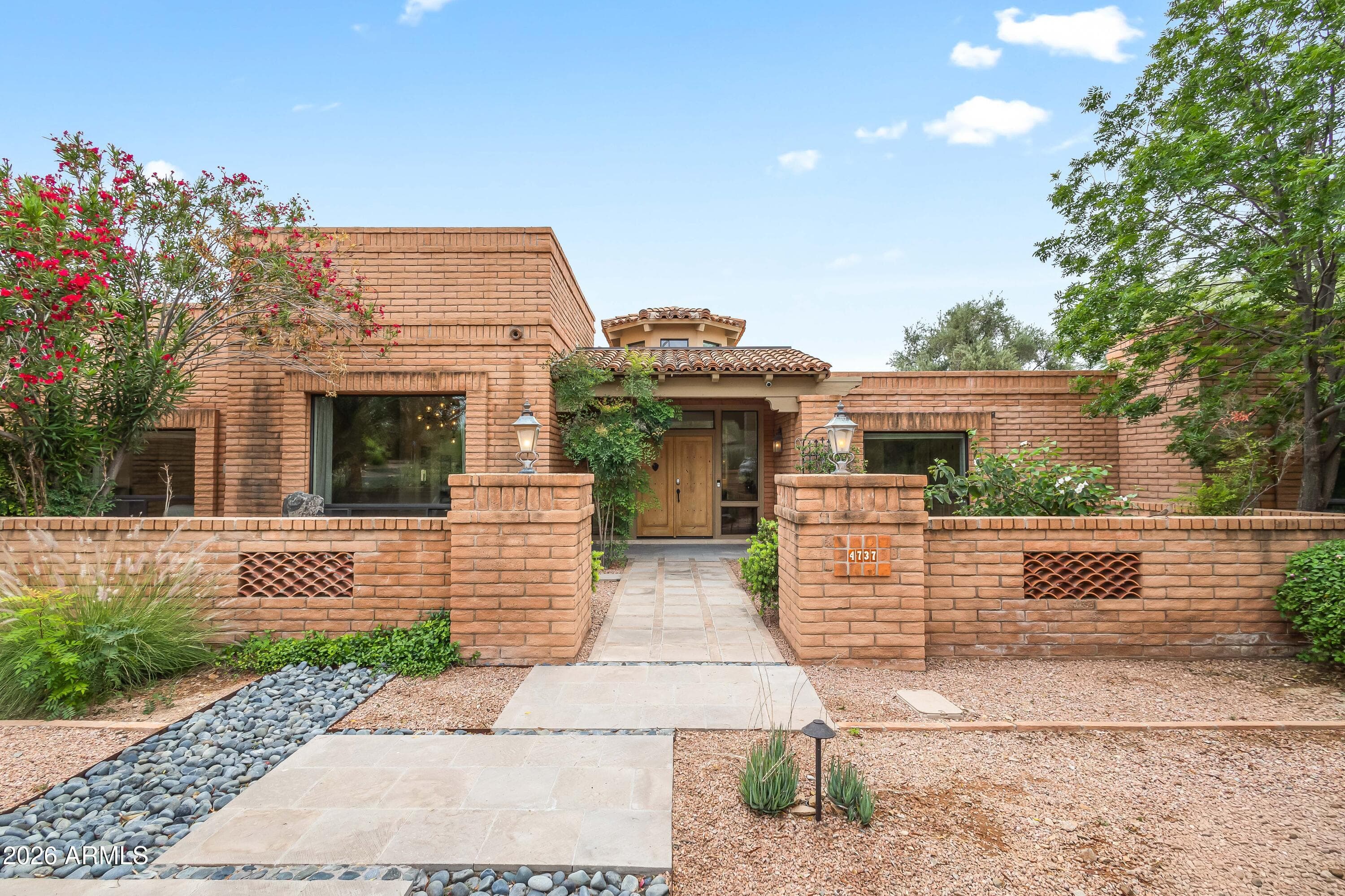 4737 E Valley Vista Ln — photo 2