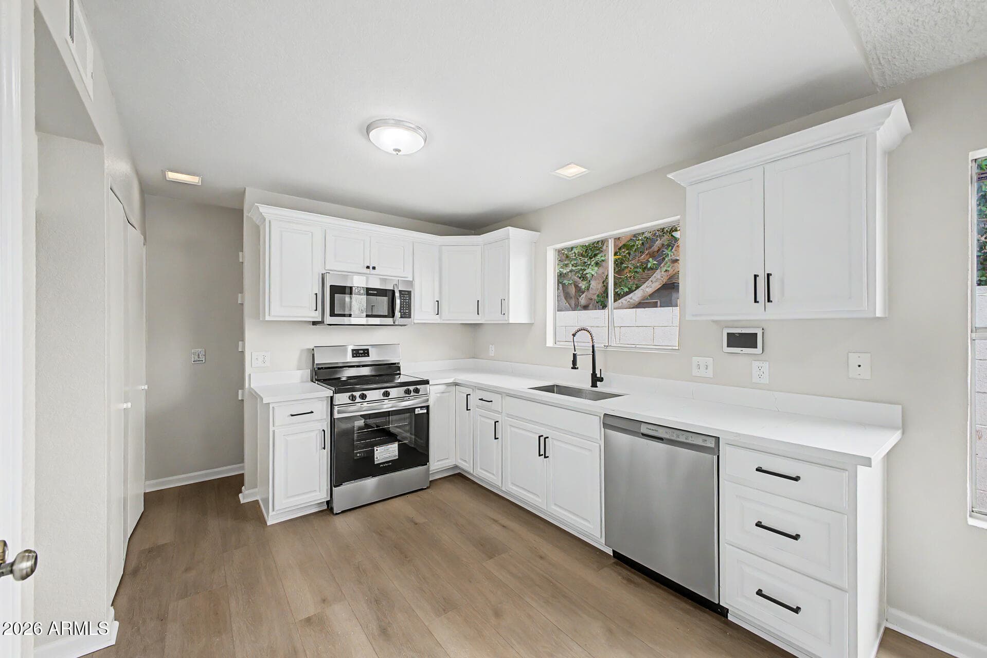 906 E Escuda Dr — photo 2