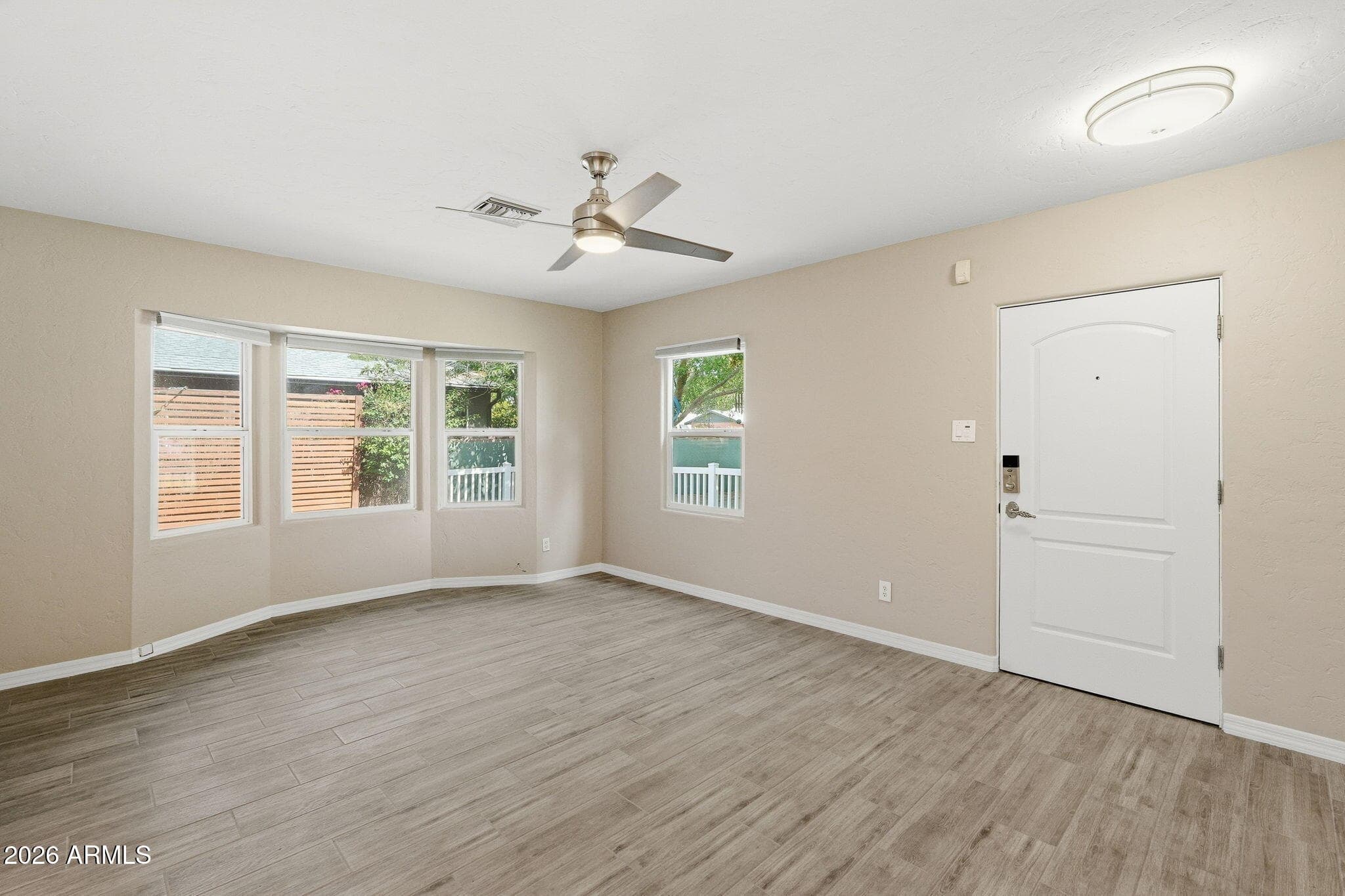 1046 E CLARENDON AVE - Photo 4