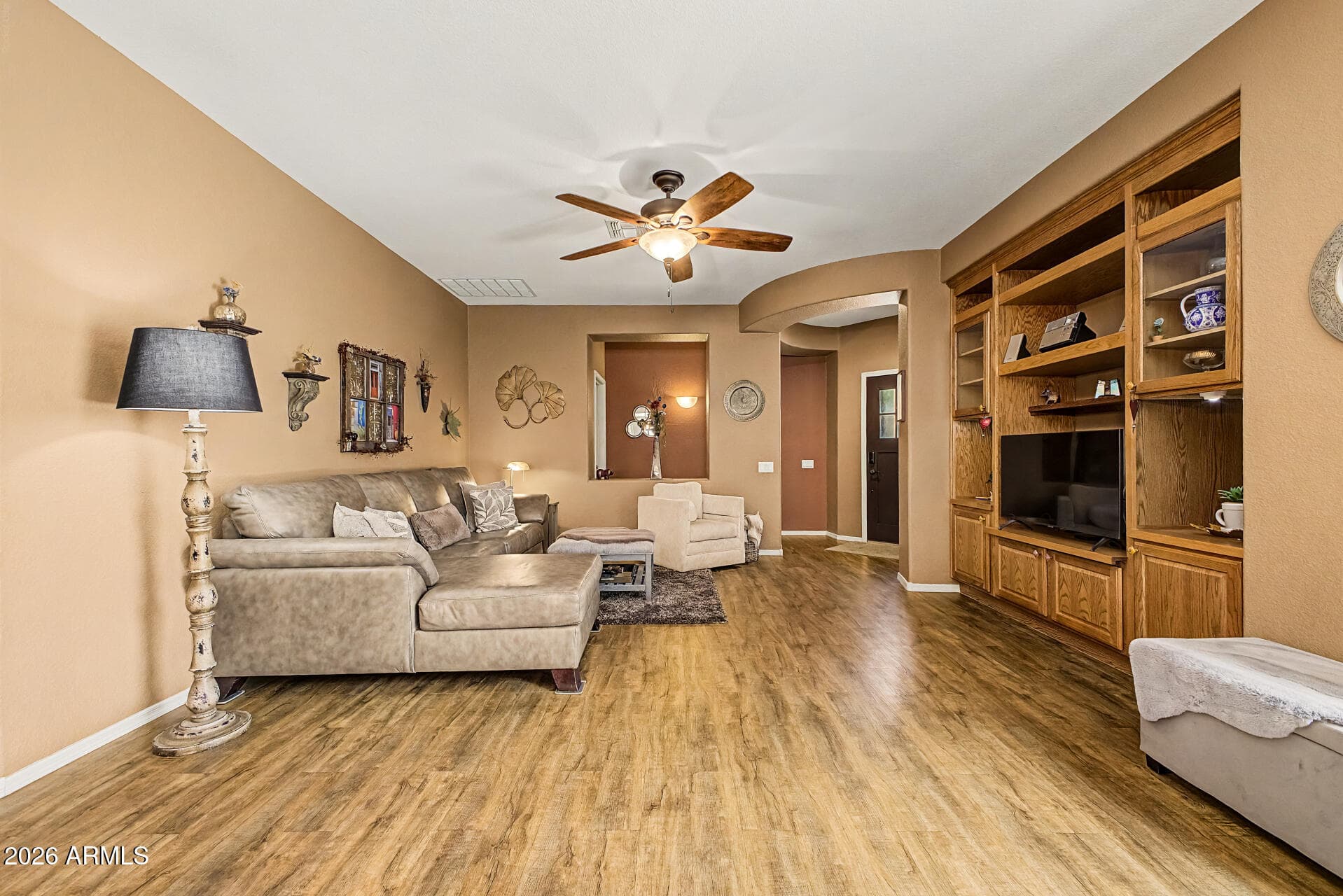 923 E Waterview Pl — photo 2