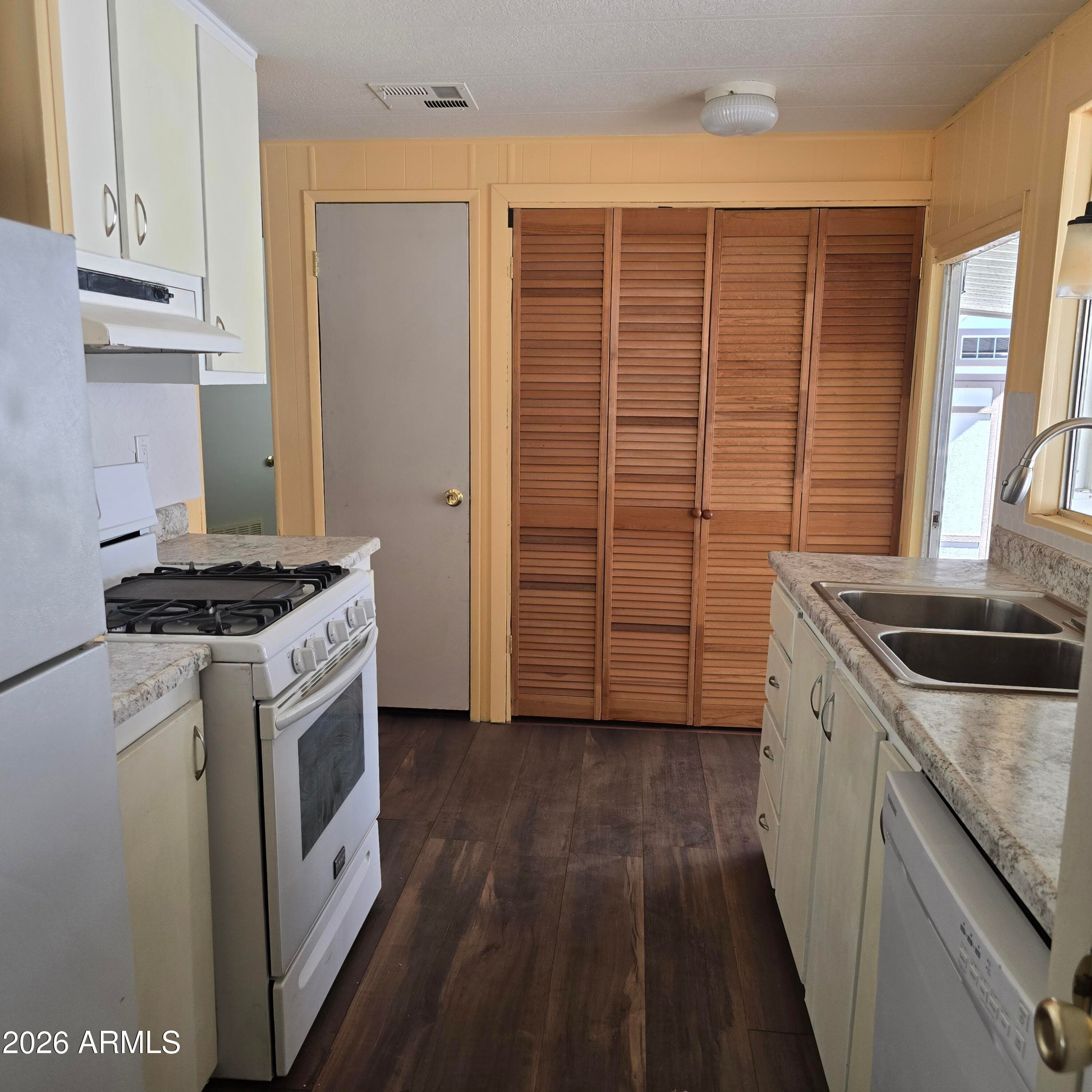 205 W Bell Rd 246 — photo 2
