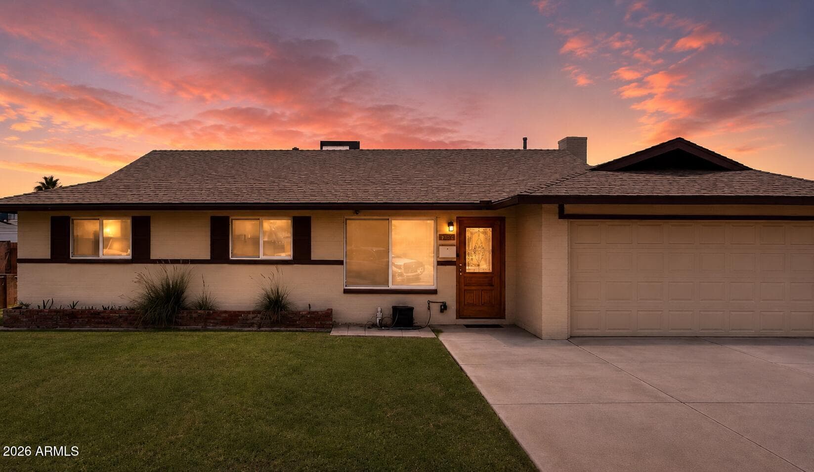 409 E Hermosa Circle — photo 1