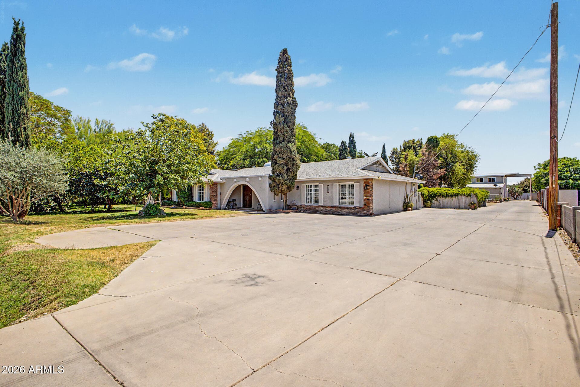 4015 W Topeka Dr — photo 1