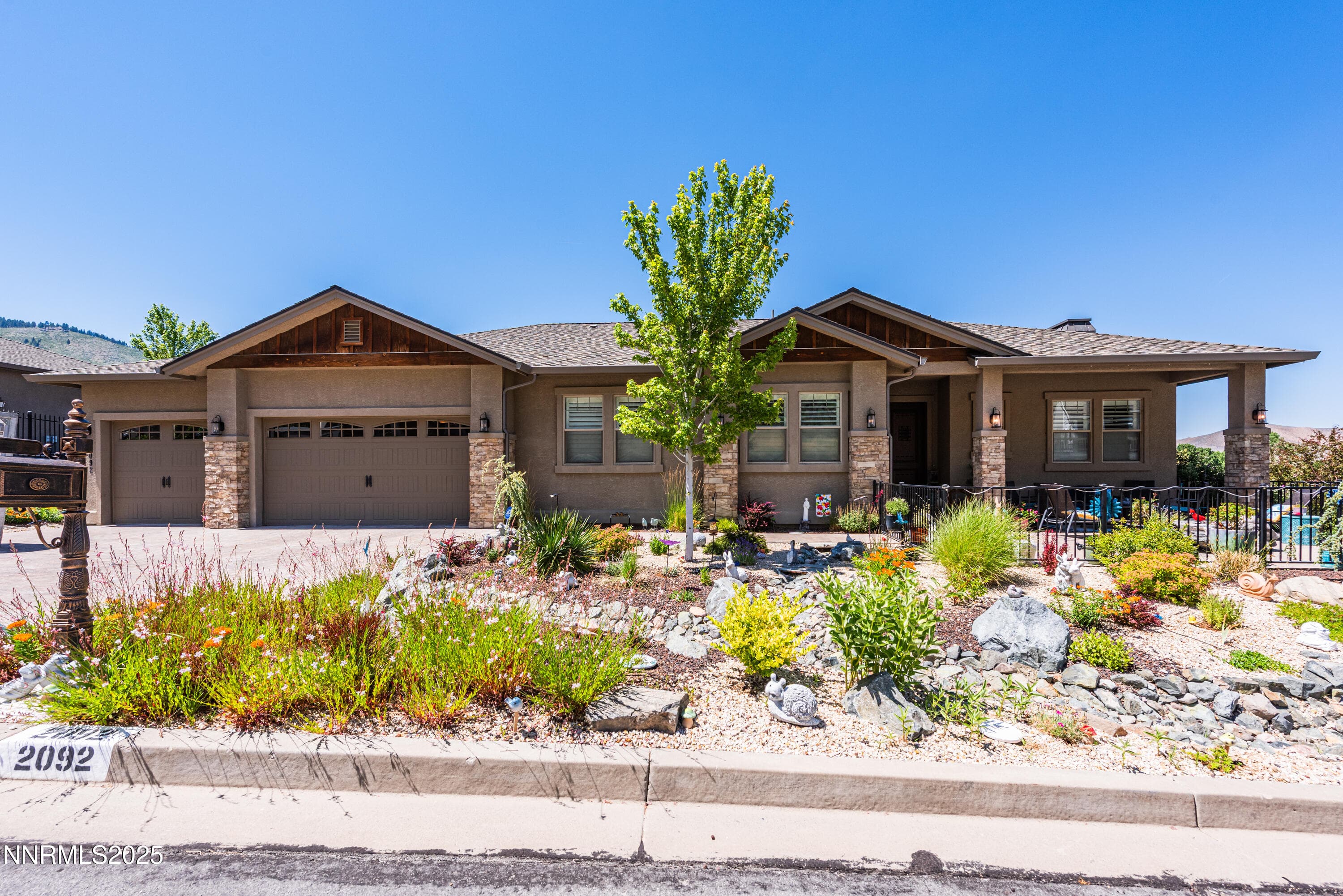 2092 Canterbury Ln — photo 1