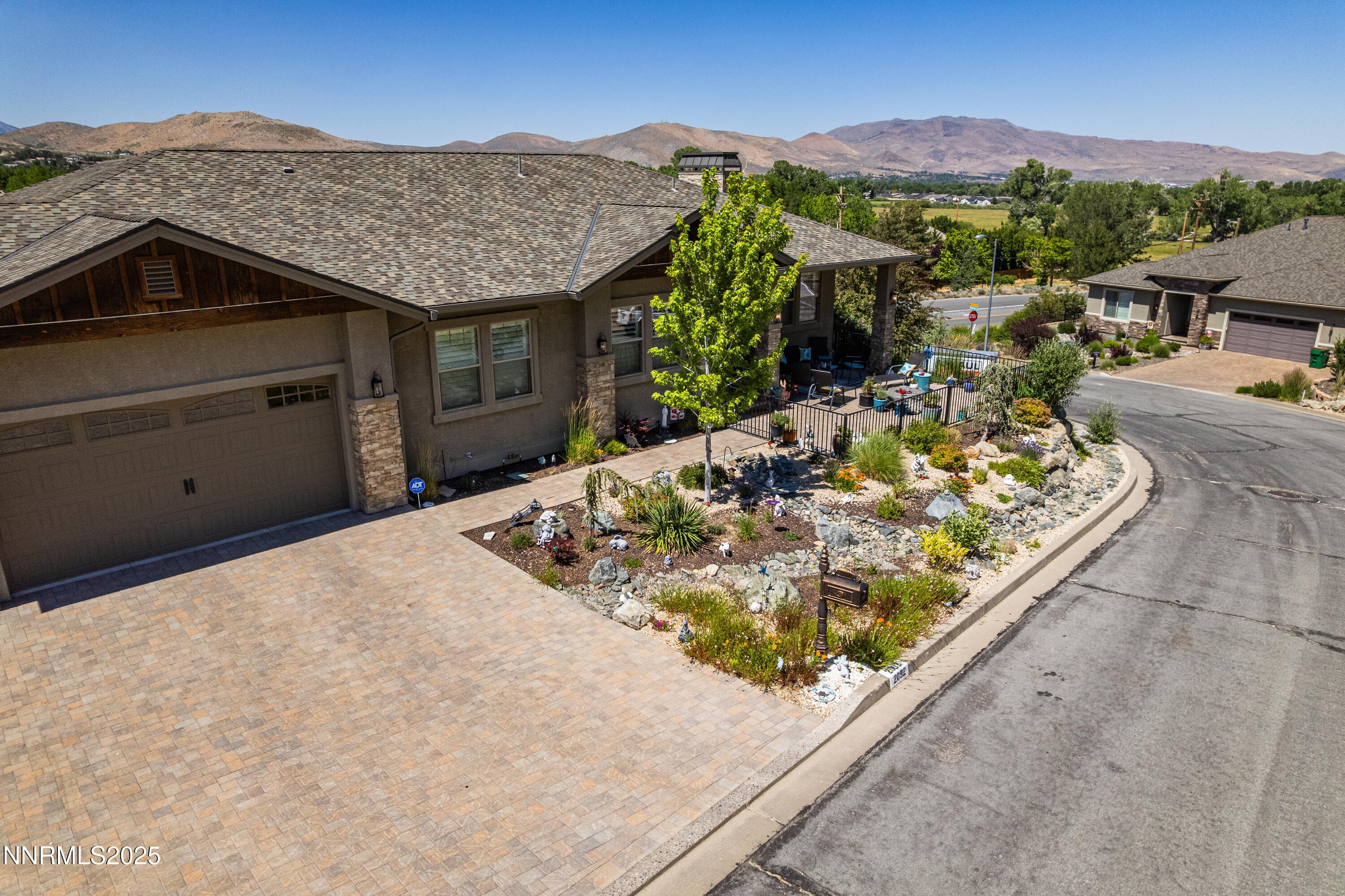 2092 Canterbury Ln — photo 2