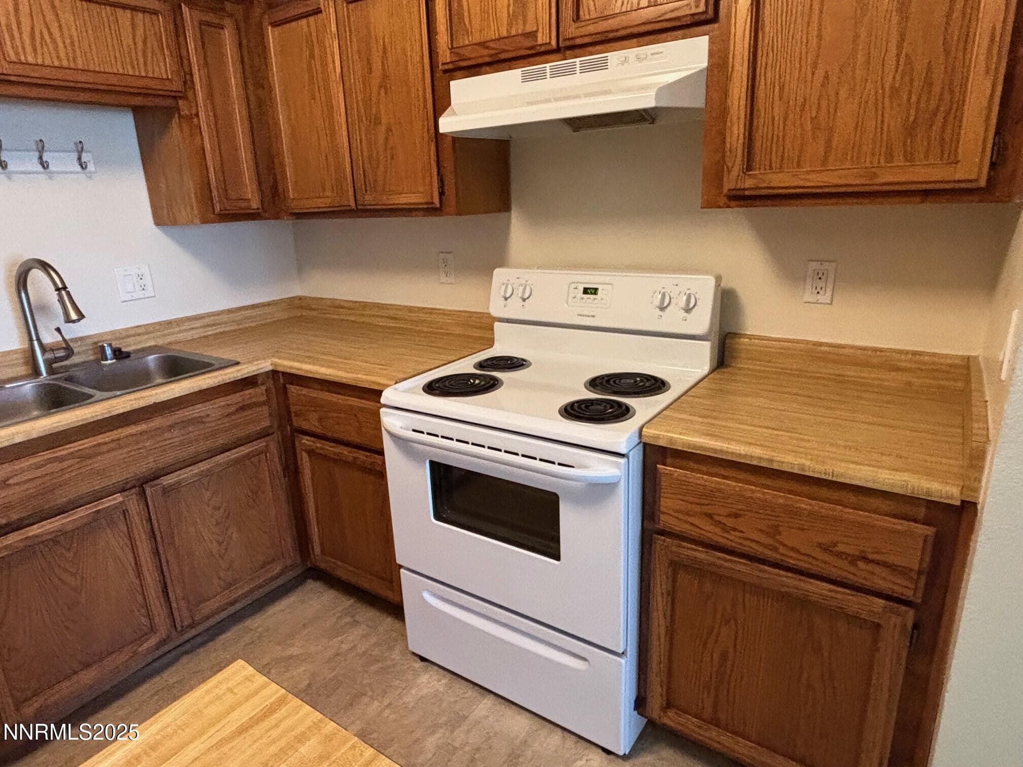 1465 E PECKHAM LN - Photo 4