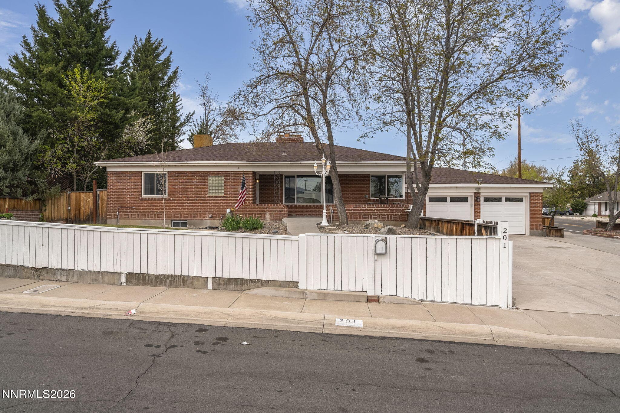 201 Sunnyside Dr — photo 1