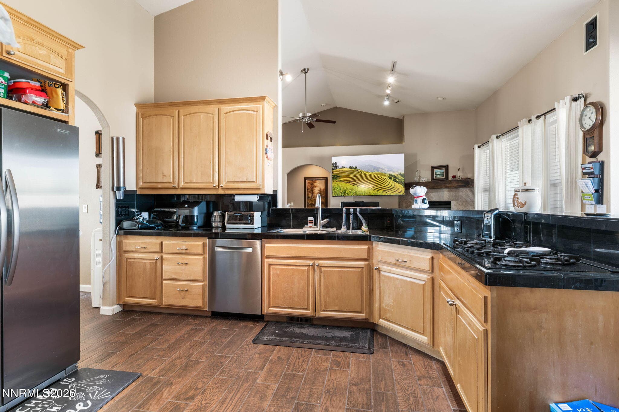 1140 Country Club Dr — photo 2