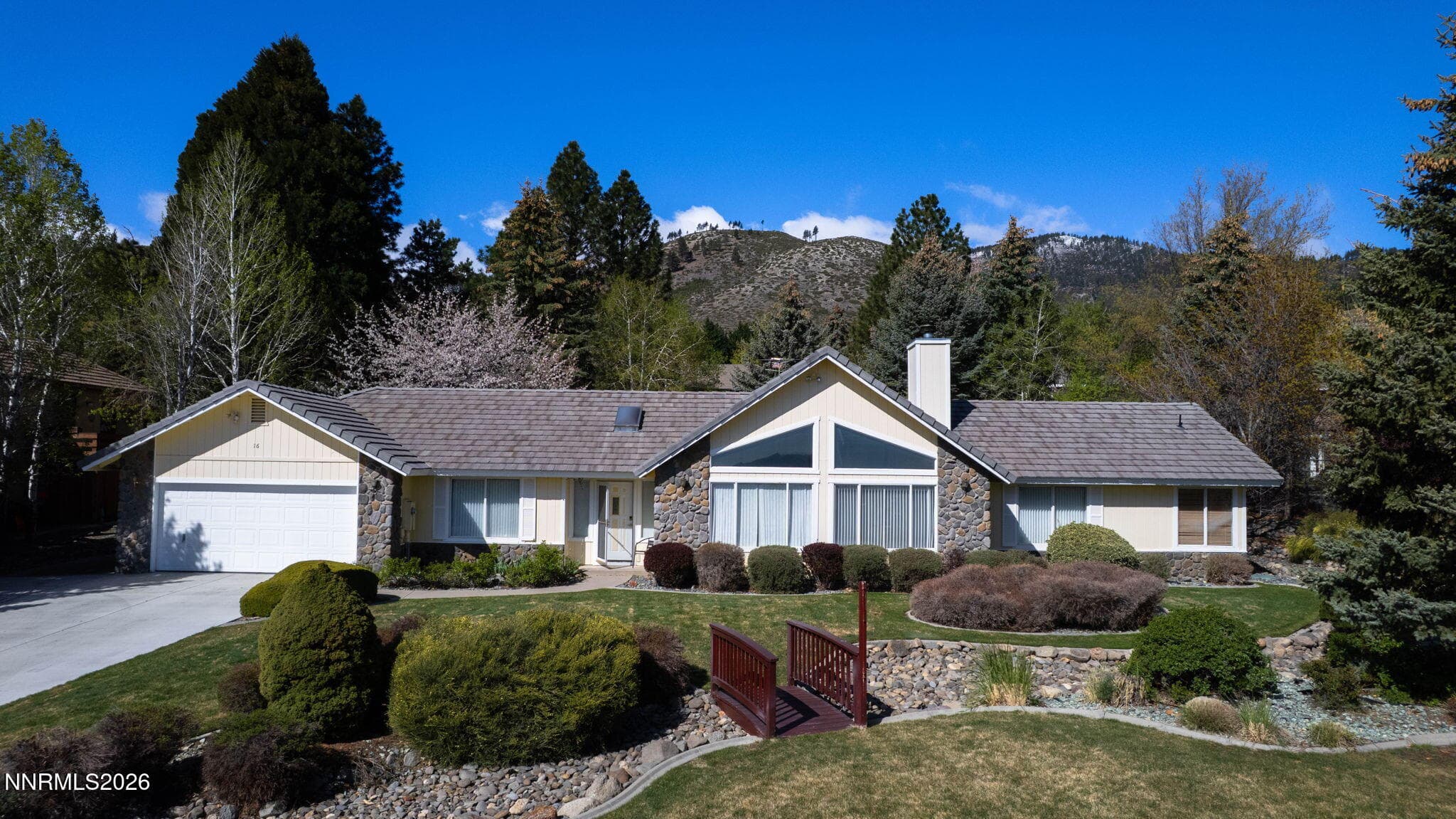 16 Woodstock Circle — photo 1