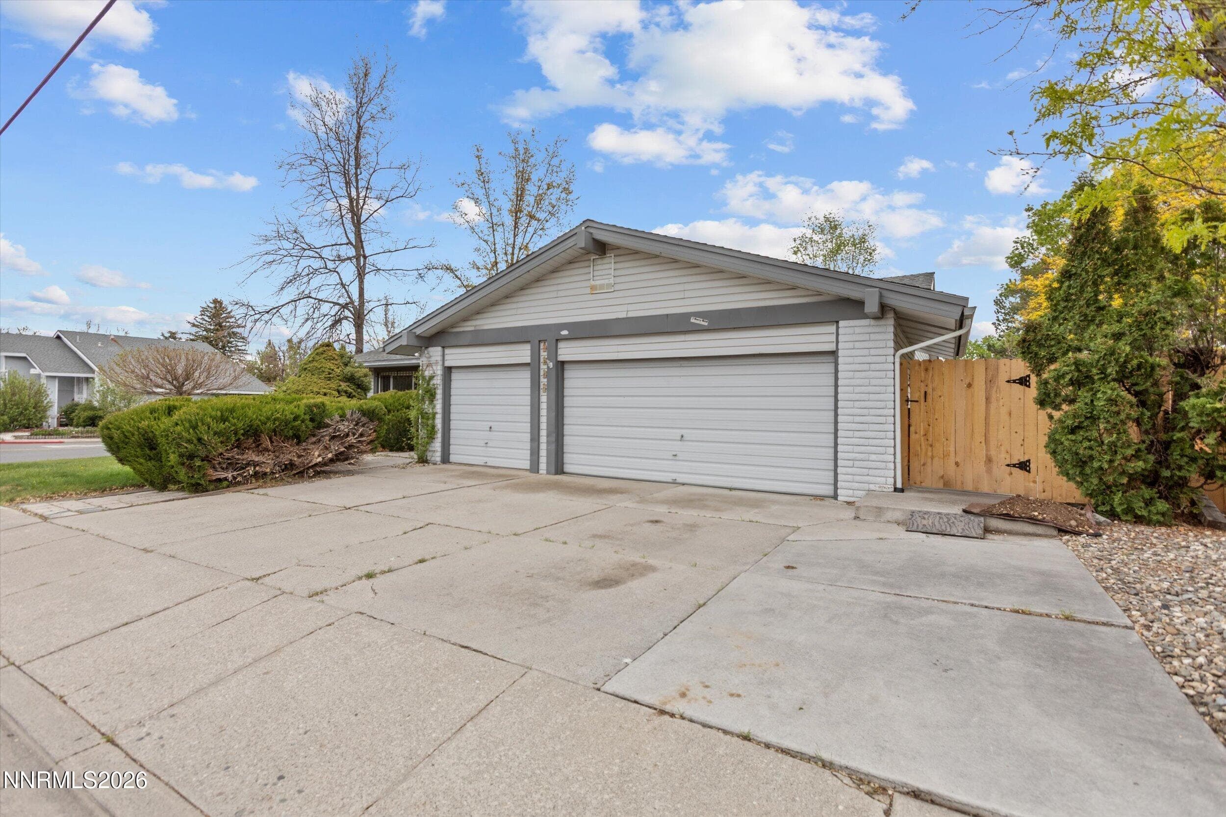 4960 Lakeside Dr — photo 2