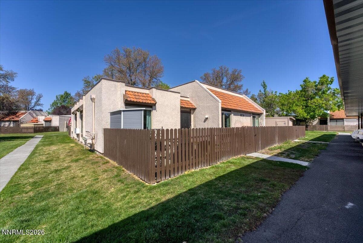 1052 Baywood Dr B — photo 1