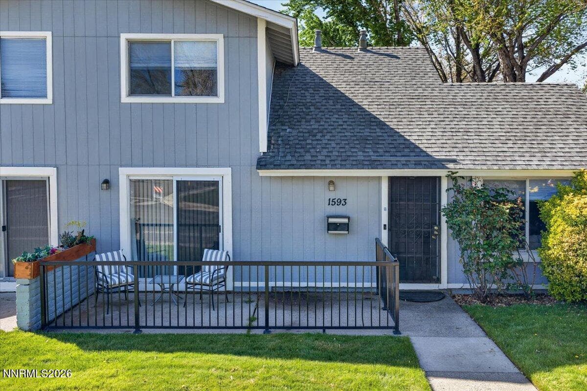 1593 York Way — photo 2