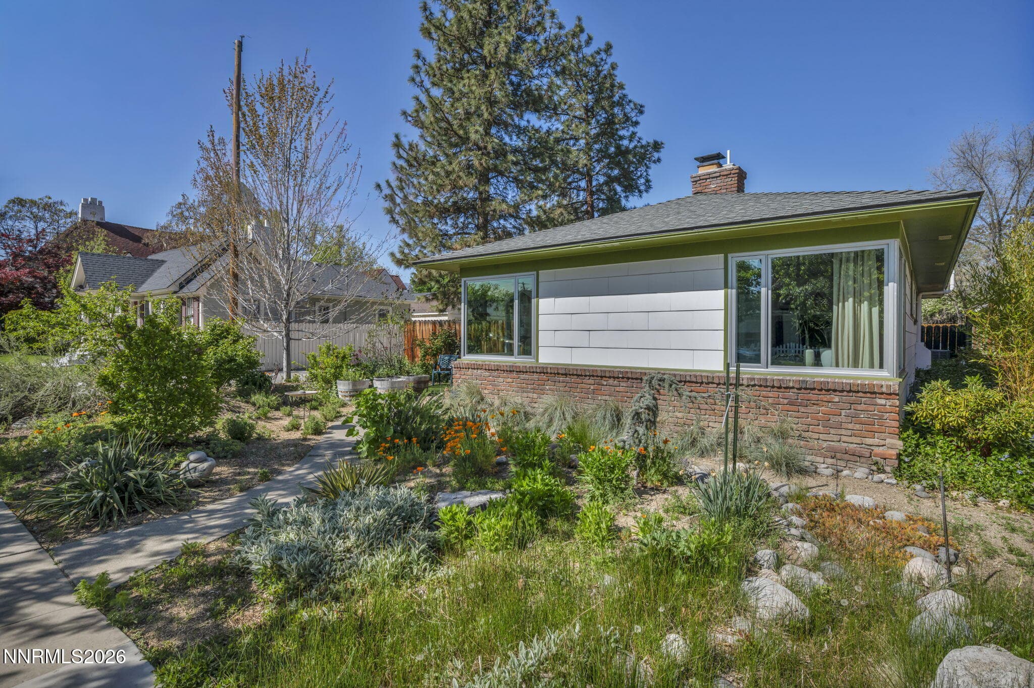725 Gordon Ave — photo 1