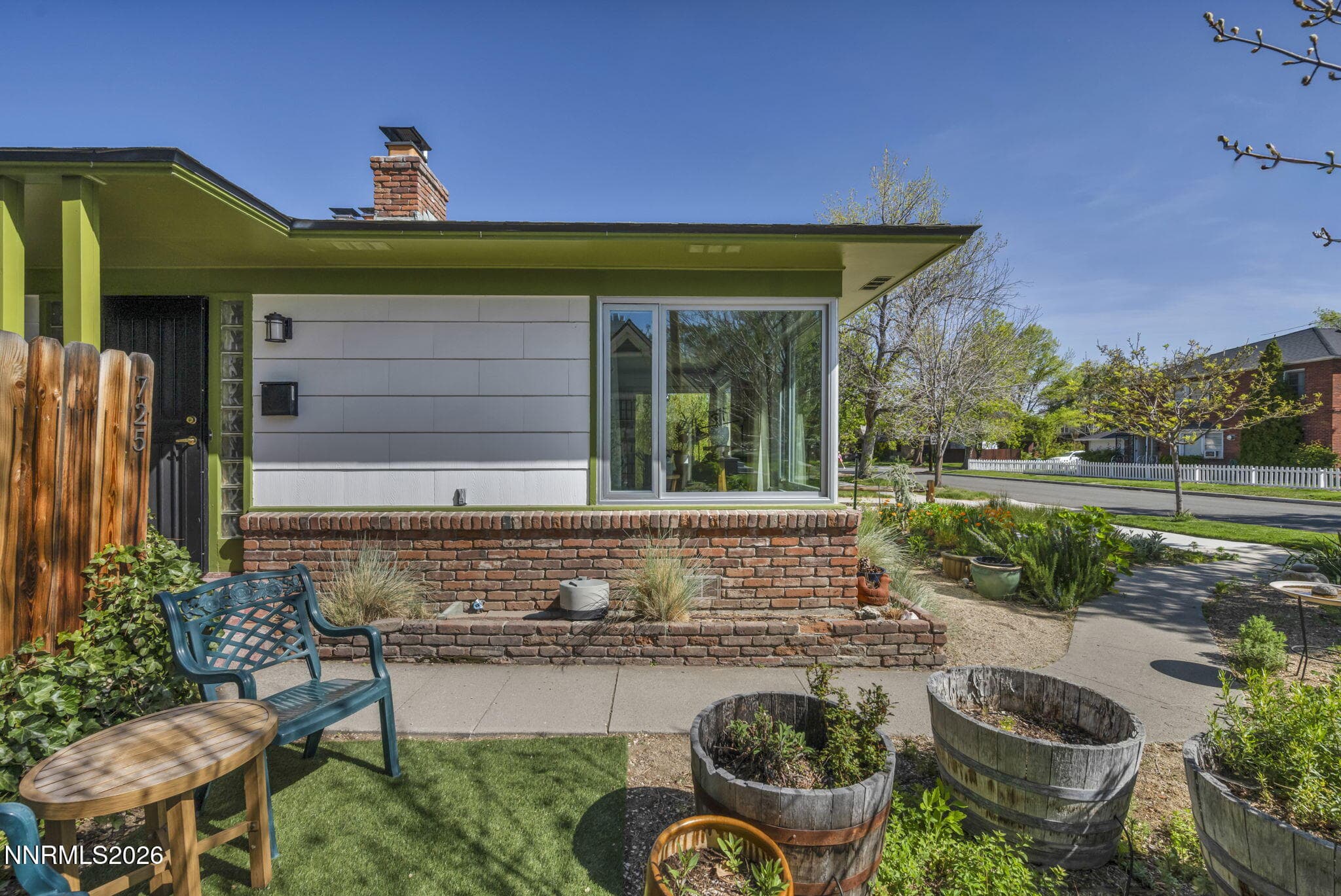 725 Gordon Ave — photo 2