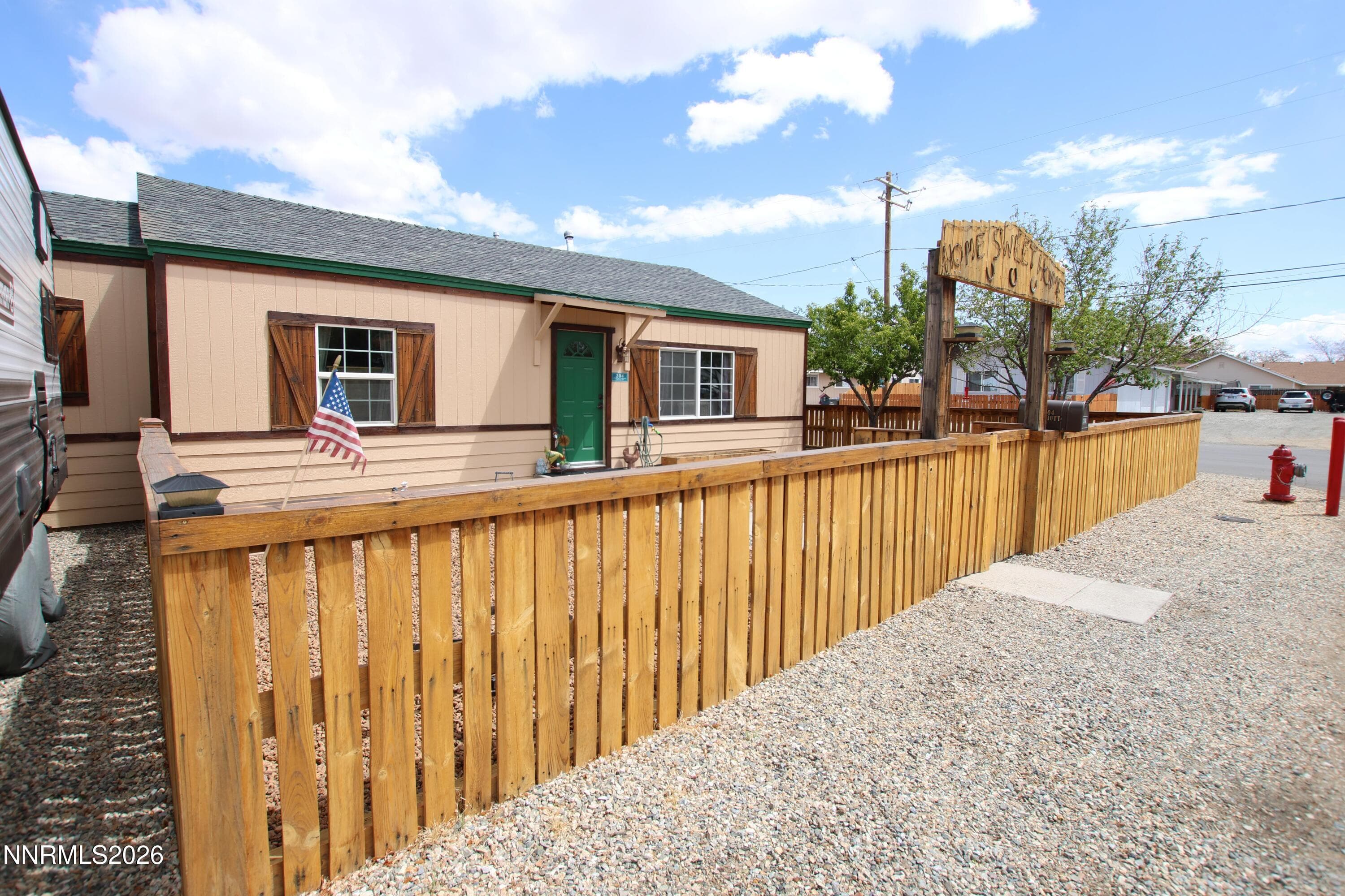 204 Valley Dr — photo 2