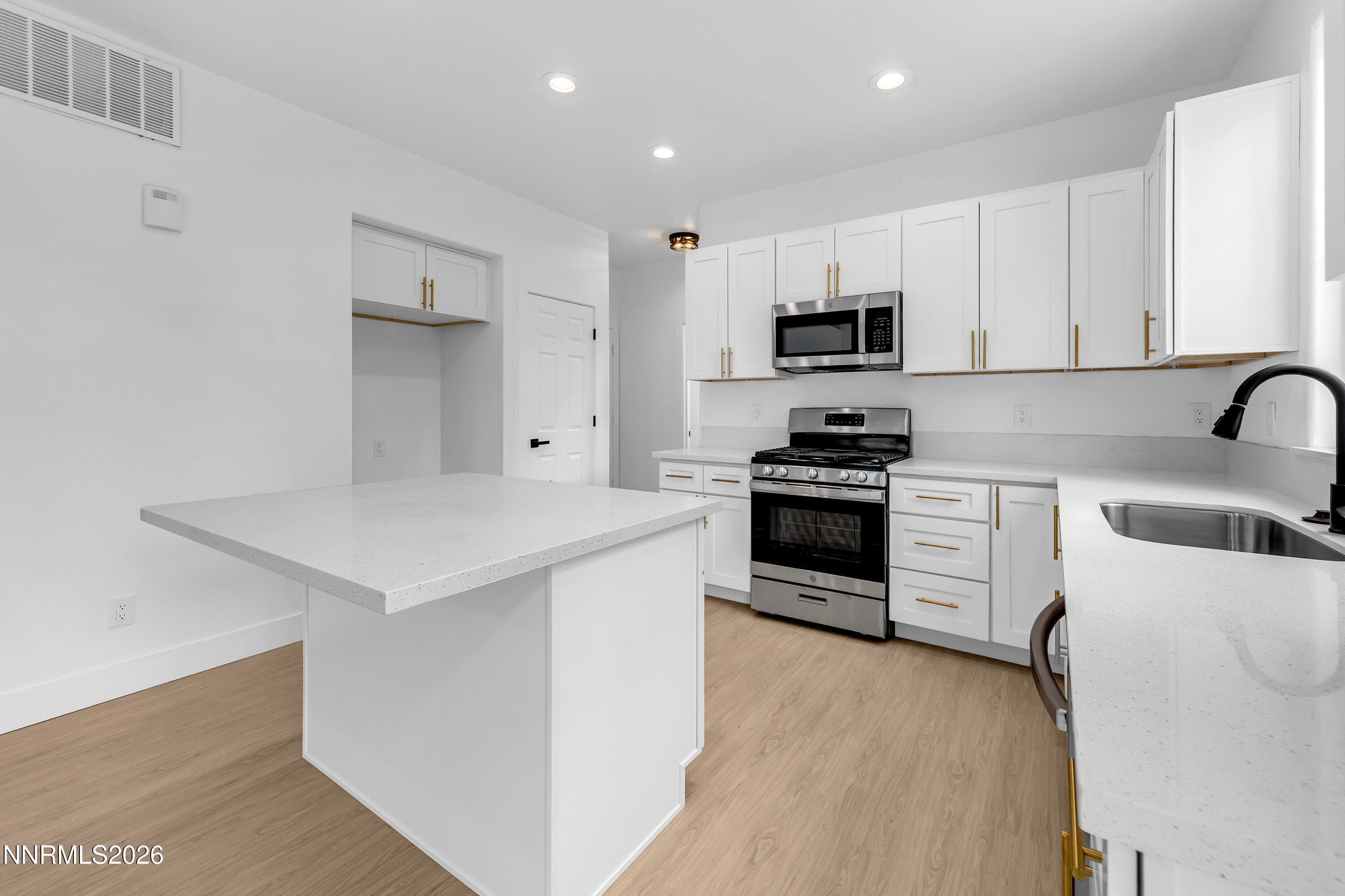 2158 Capri Ln — photo 2