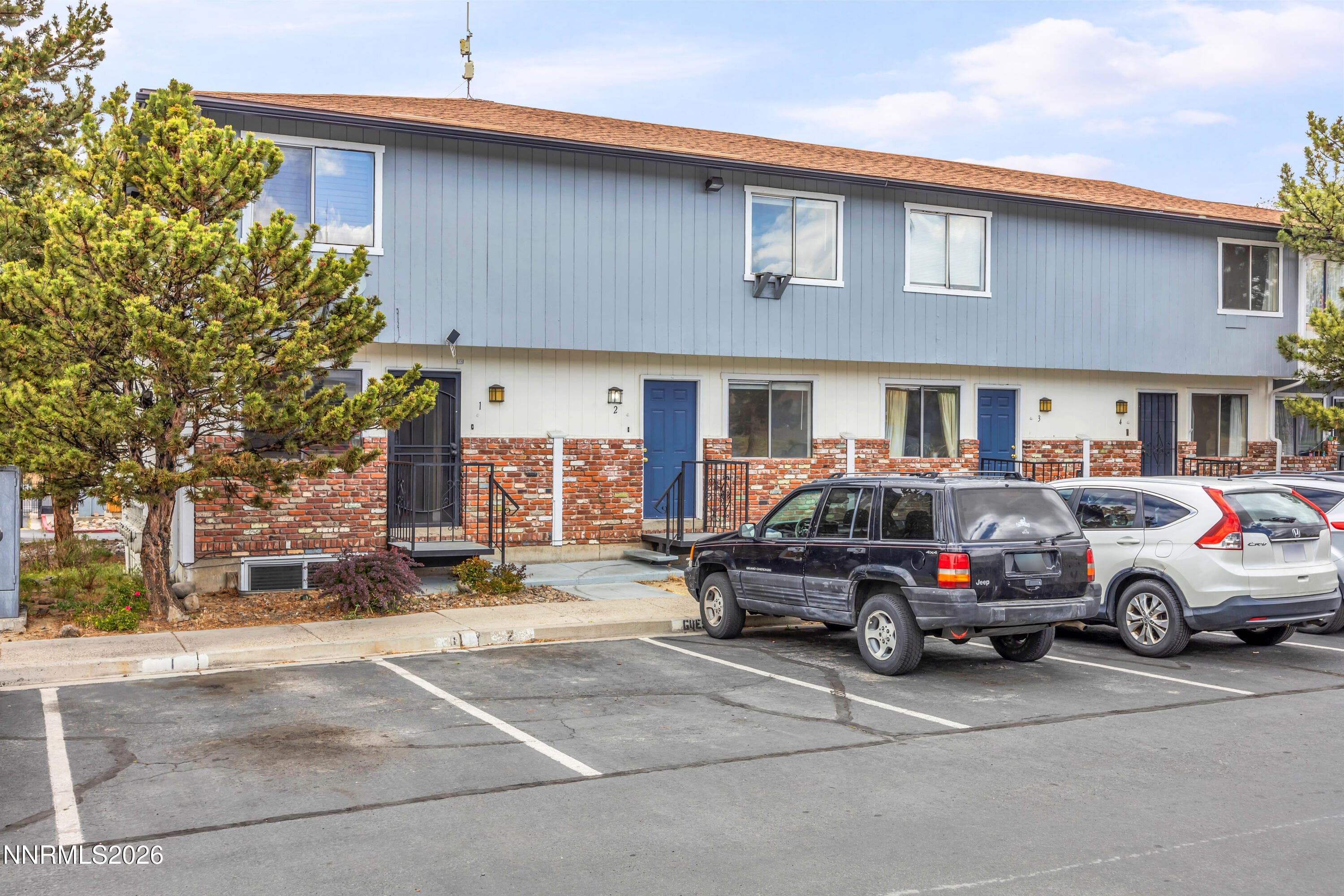1414 E 9TH ST - Photo 2