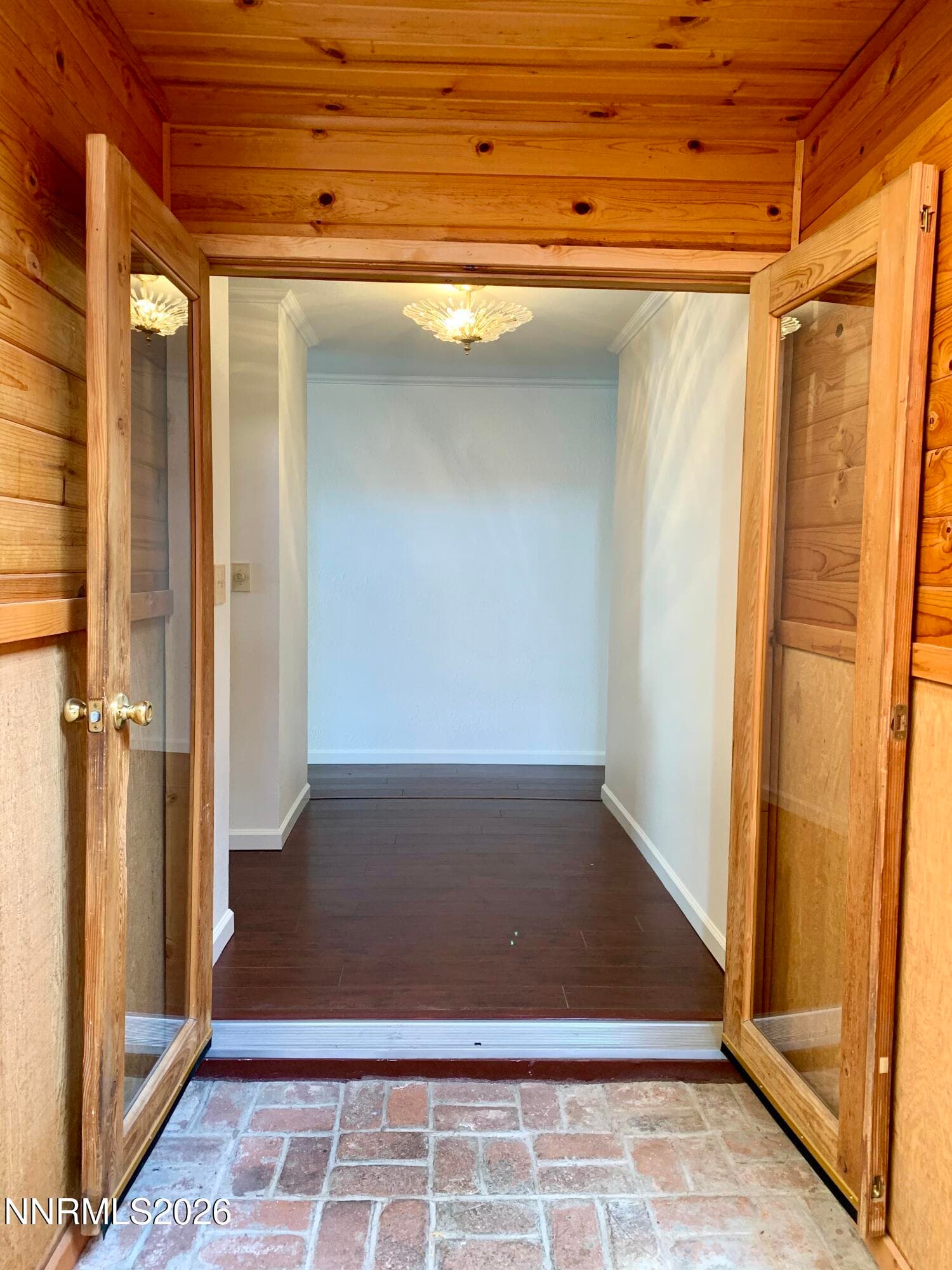 2755 Judith Ln — photo 2