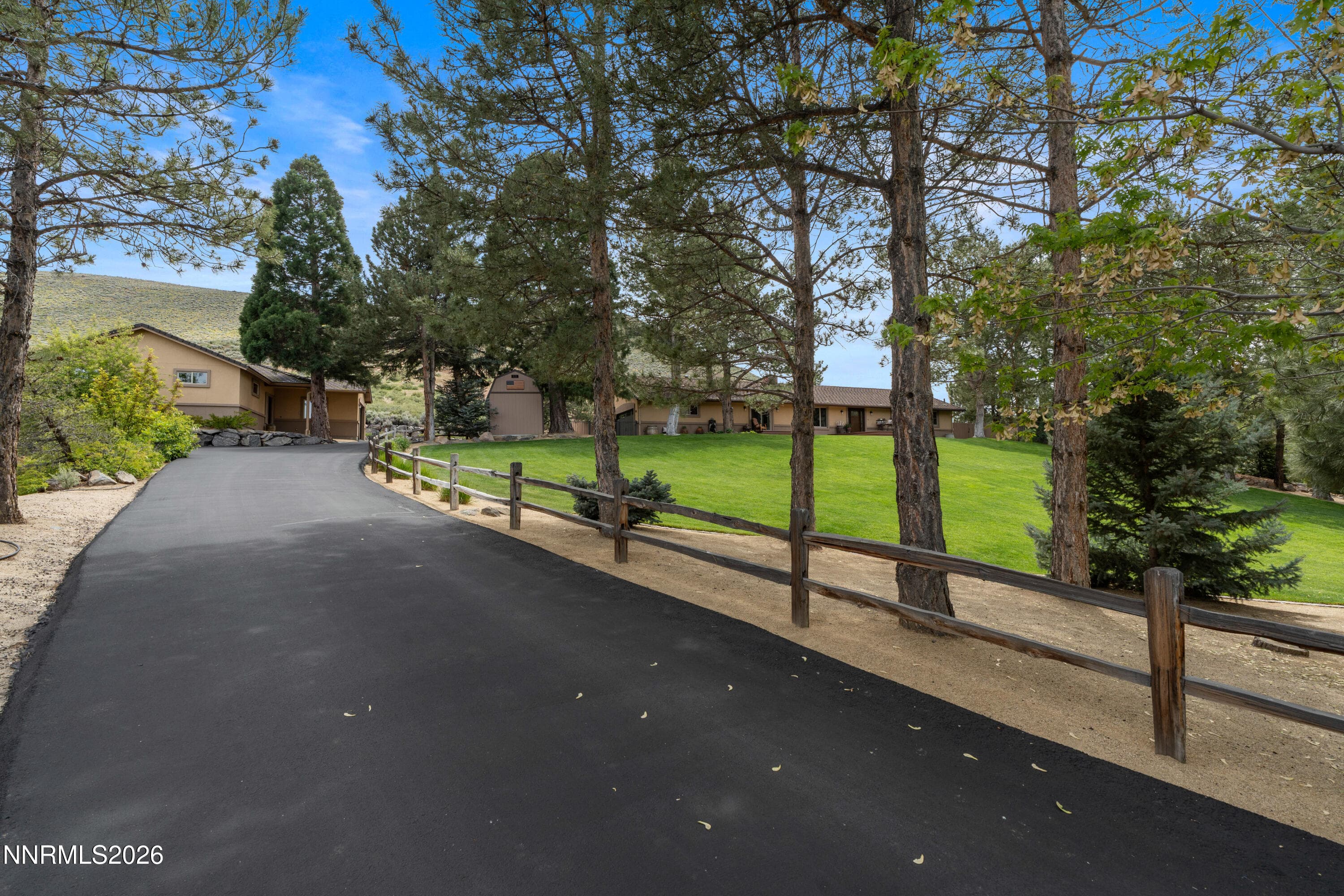 190 E Laramie Dr — photo 1