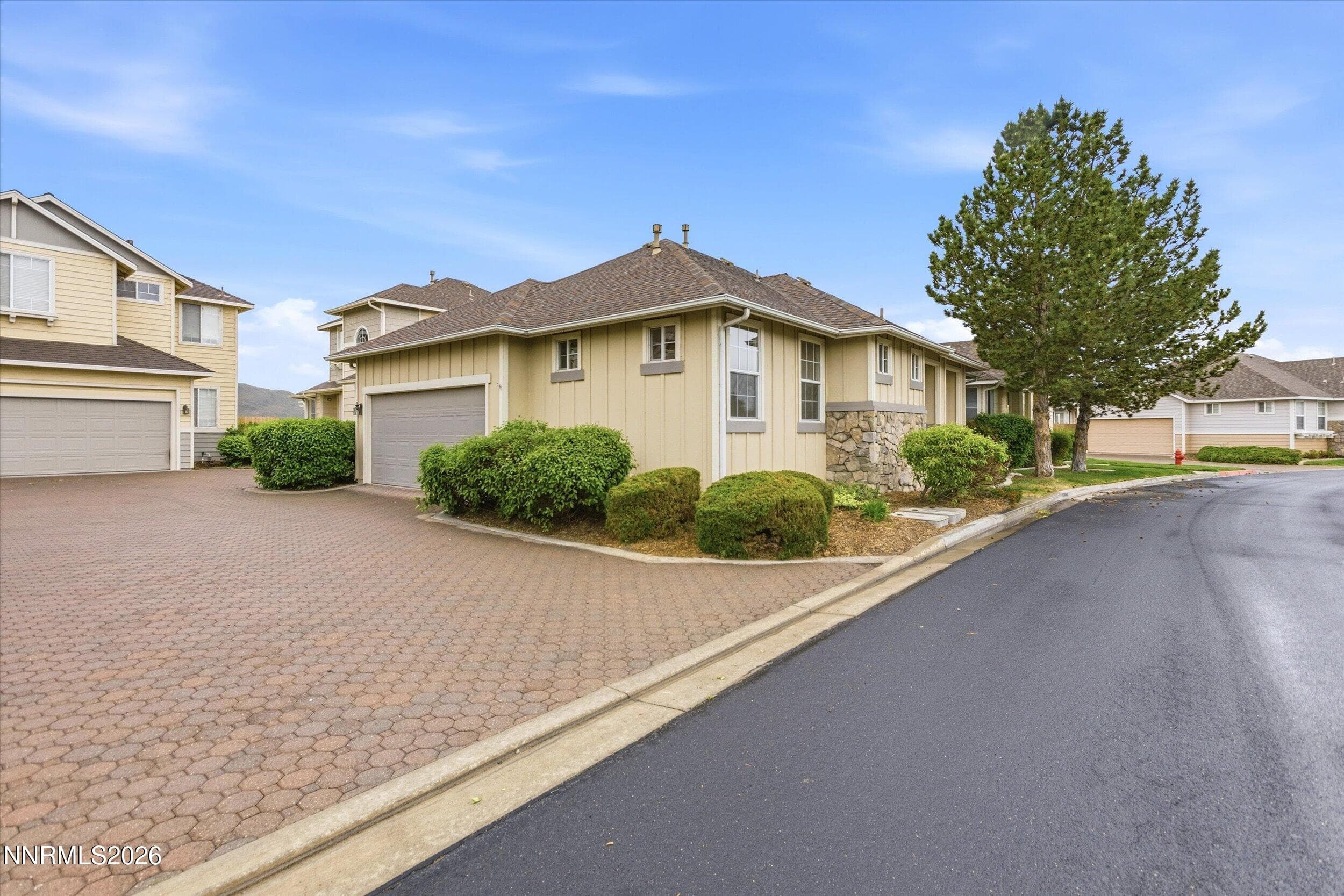 3689 HERON'S LANDING DR - Photo 3