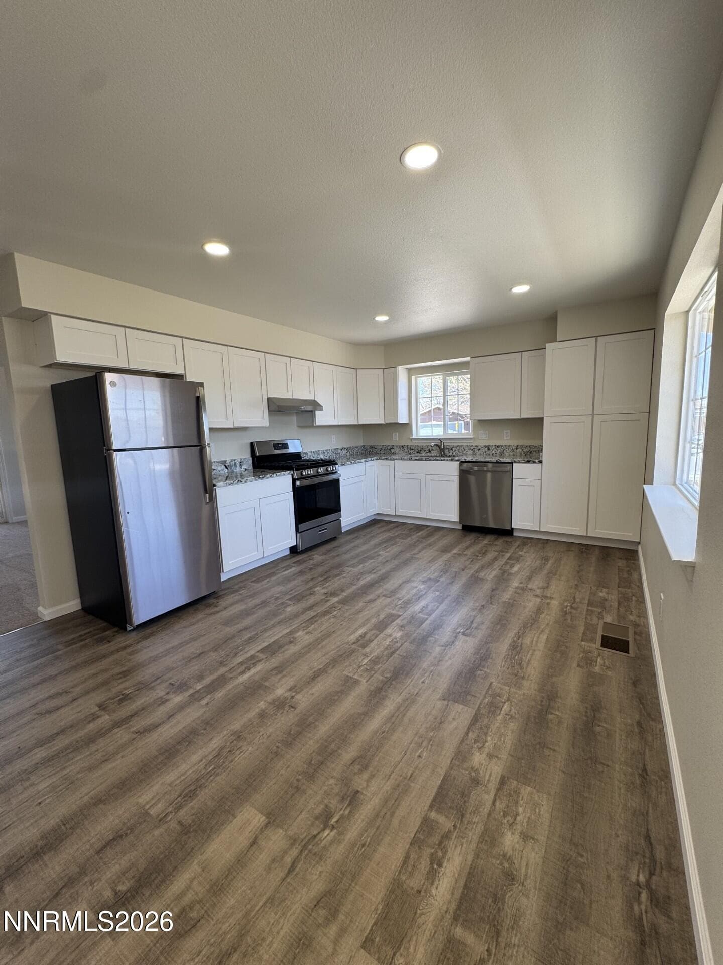 400 Burntwood St — photo 2