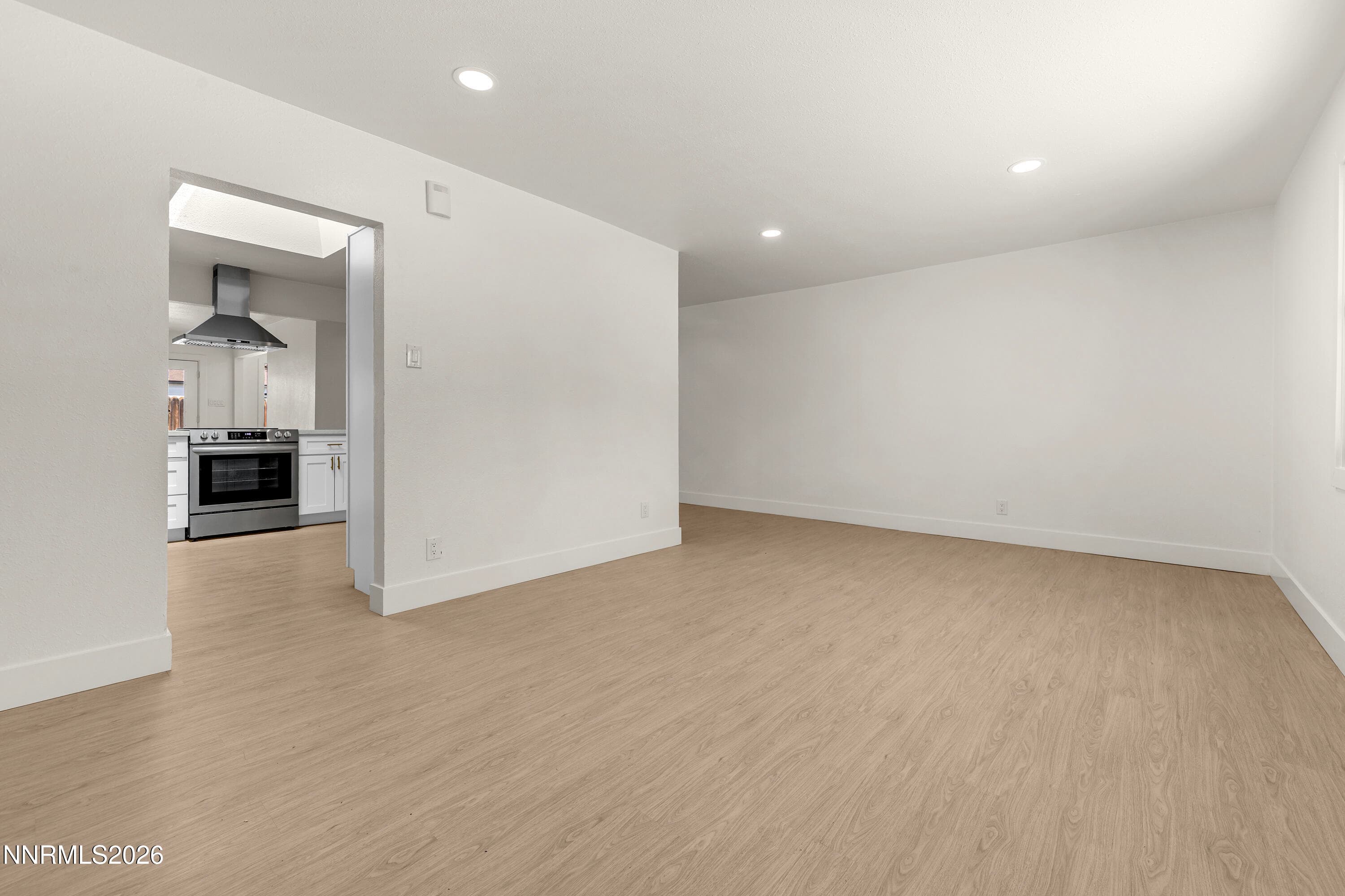 8 E O ST - Photo 5