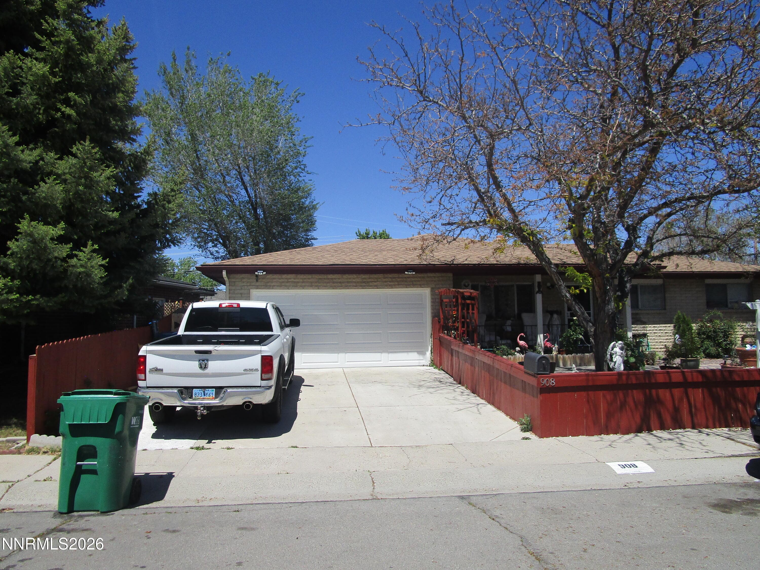 908 Ivy St — photo 2