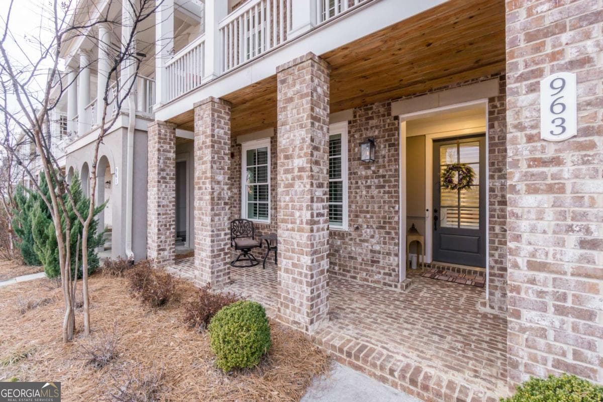 963 South On Main Dr — photo 2