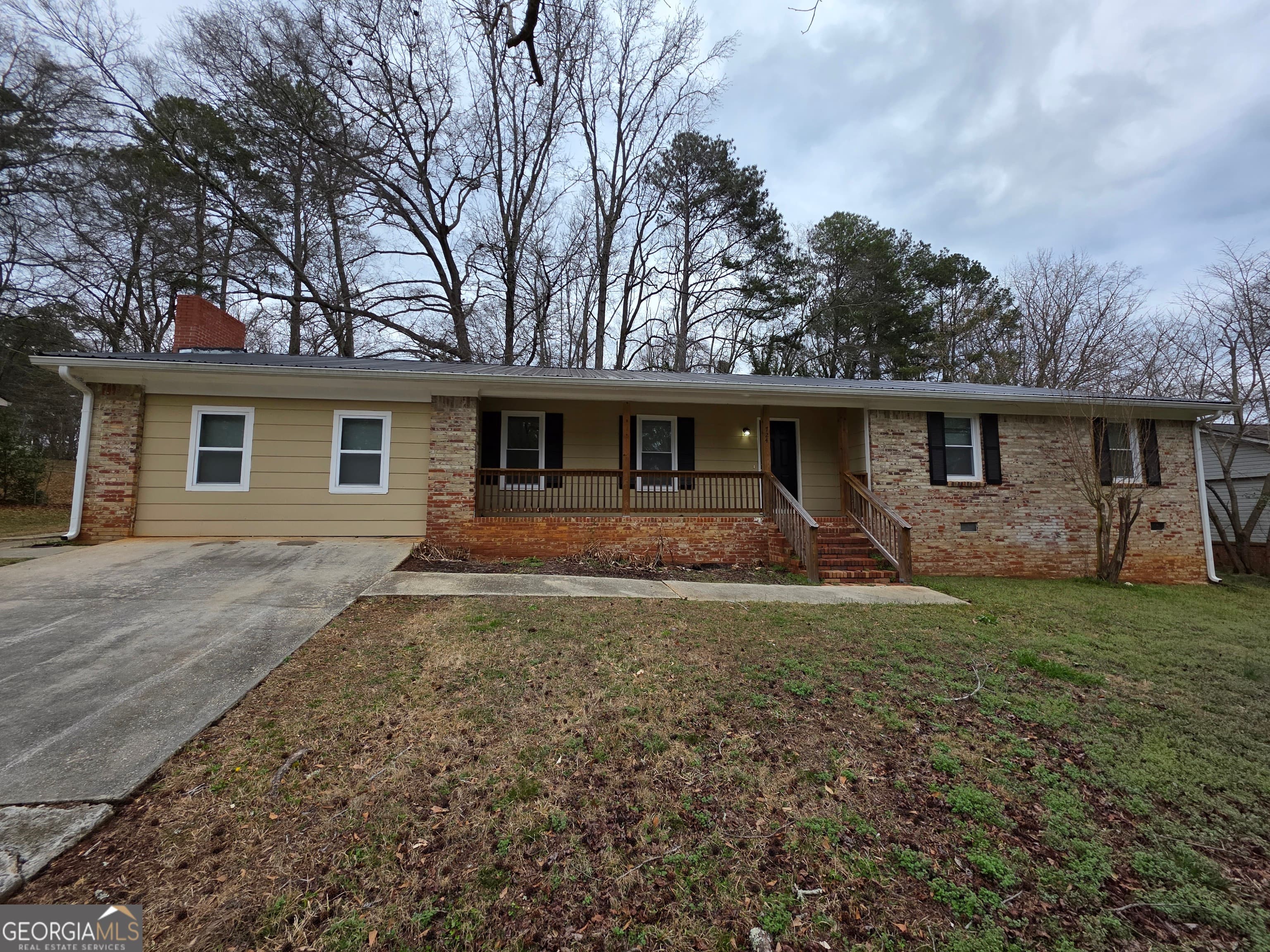 724 Country Club Dr — photo 1