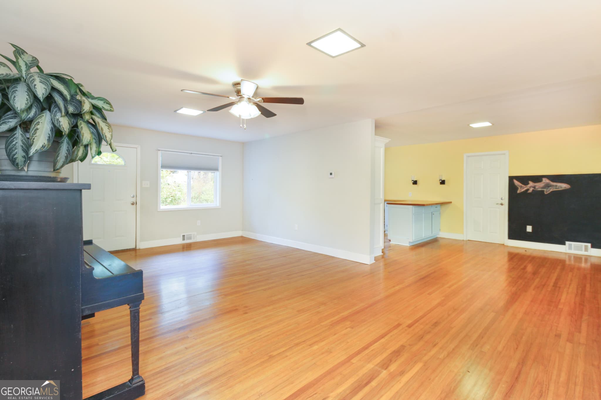 352 Greencrest Dr — photo 2