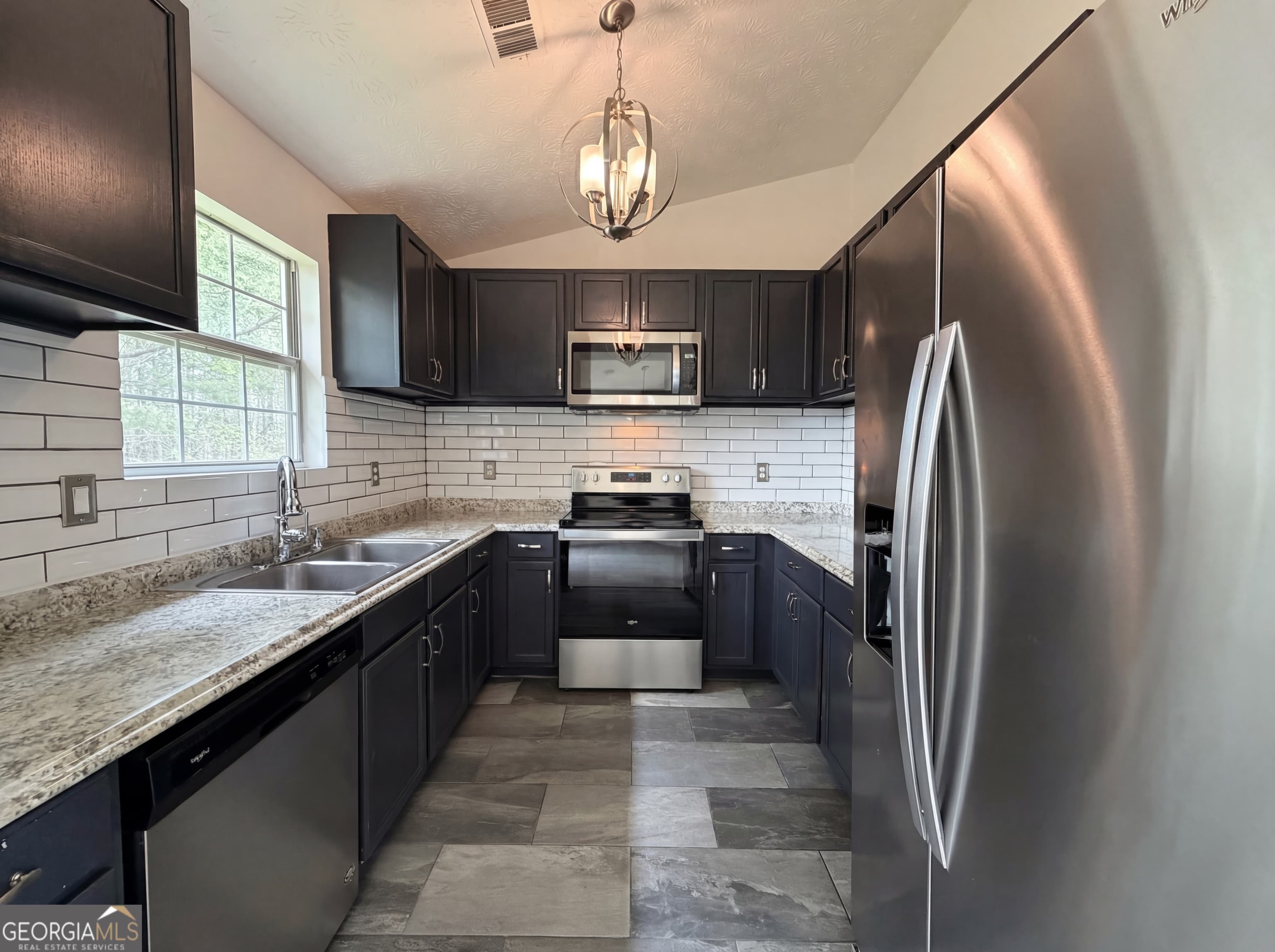 835 Sinclair Way — photo 2