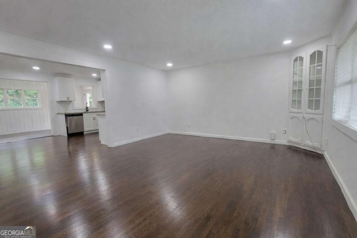 615 Peachtree Dr — photo 2