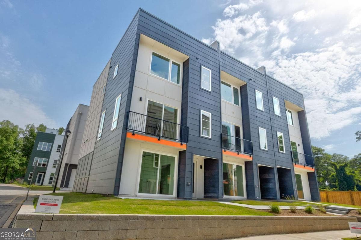 2029 Memorial Dr 32 — photo 1