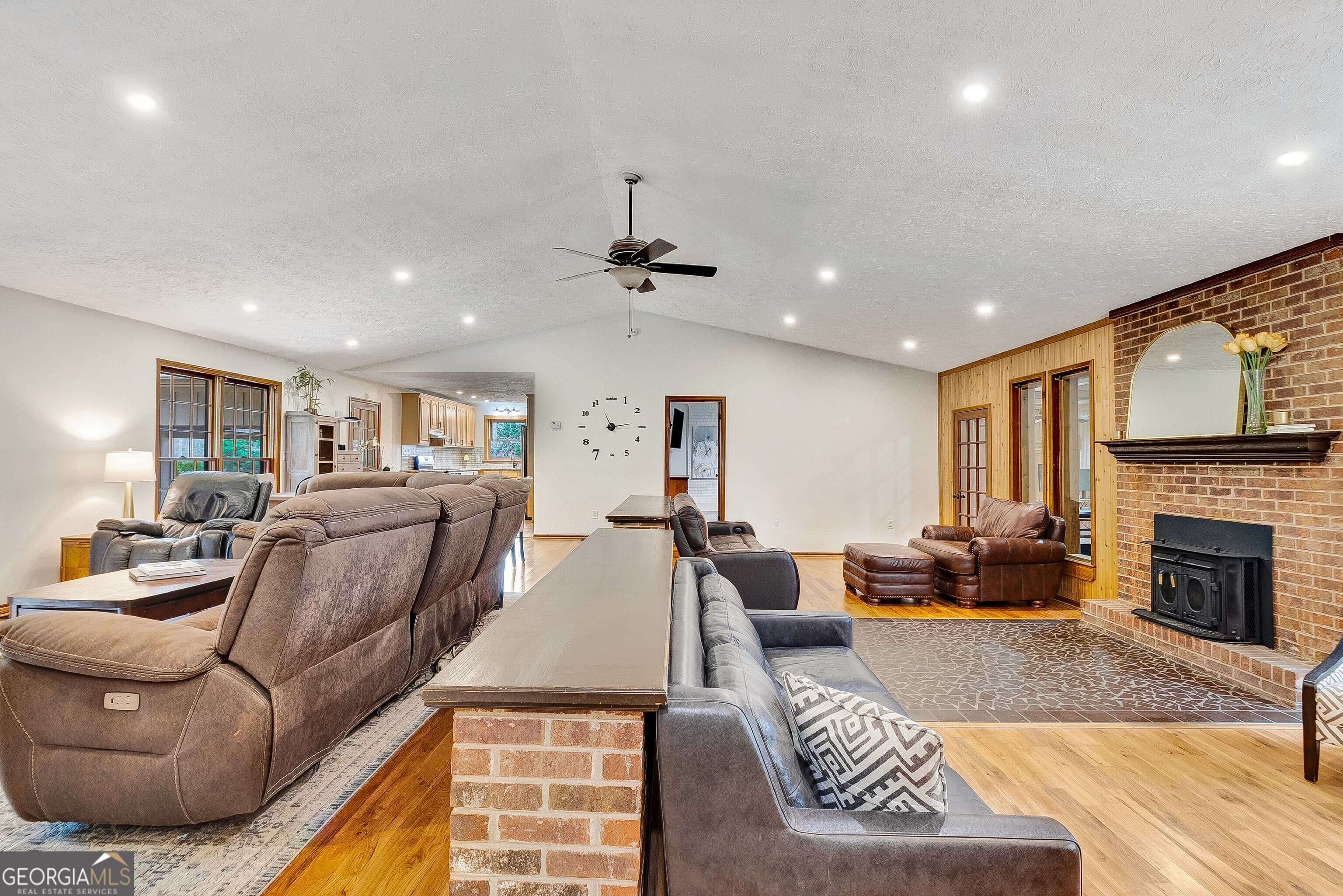 354 Woodcrest Dr — photo 2